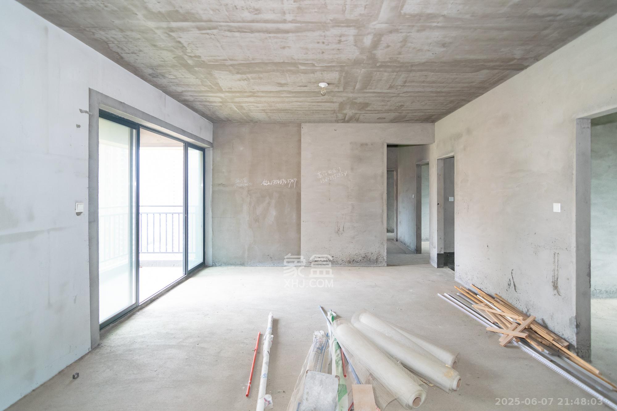 凯尔花缇紫郡 4室2厅2卫 72.8万 凯尔花缇紫郡 4室2厅2卫 72.8万客厅