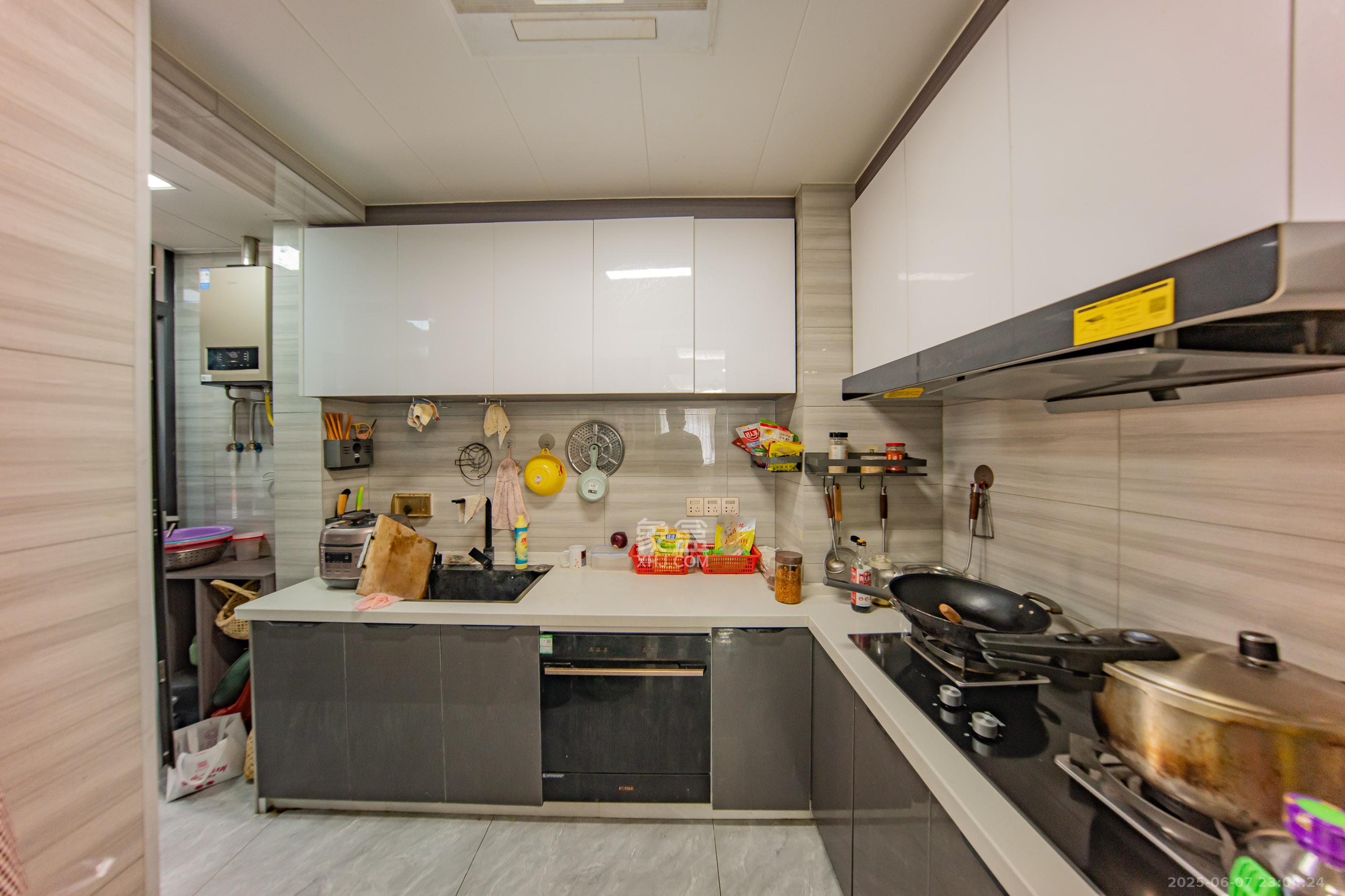 江山帝景雅典  3室2厅2卫    120.0万 江山帝景雅典  3室2厅2卫    120.0万厨房