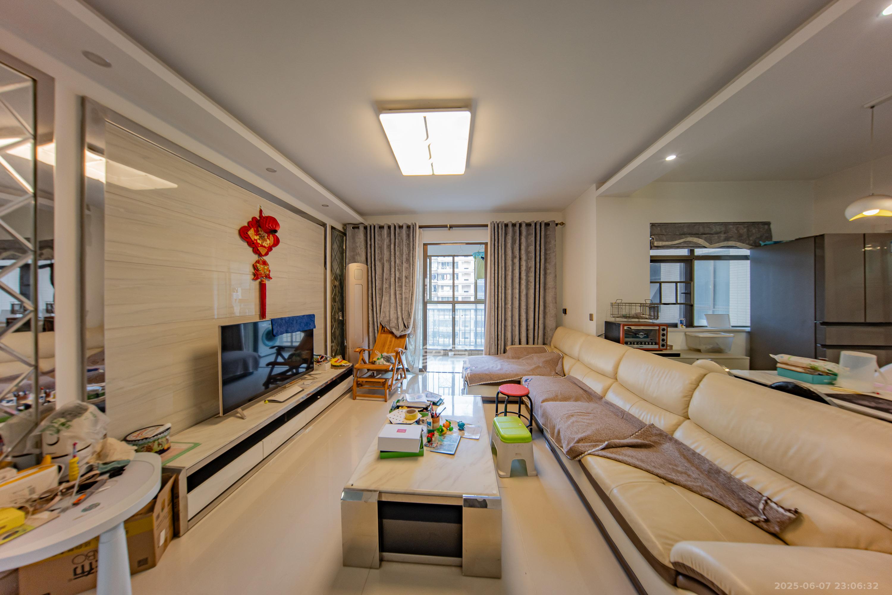 江山帝景雅典  3室2厅2卫    121.0万客厅