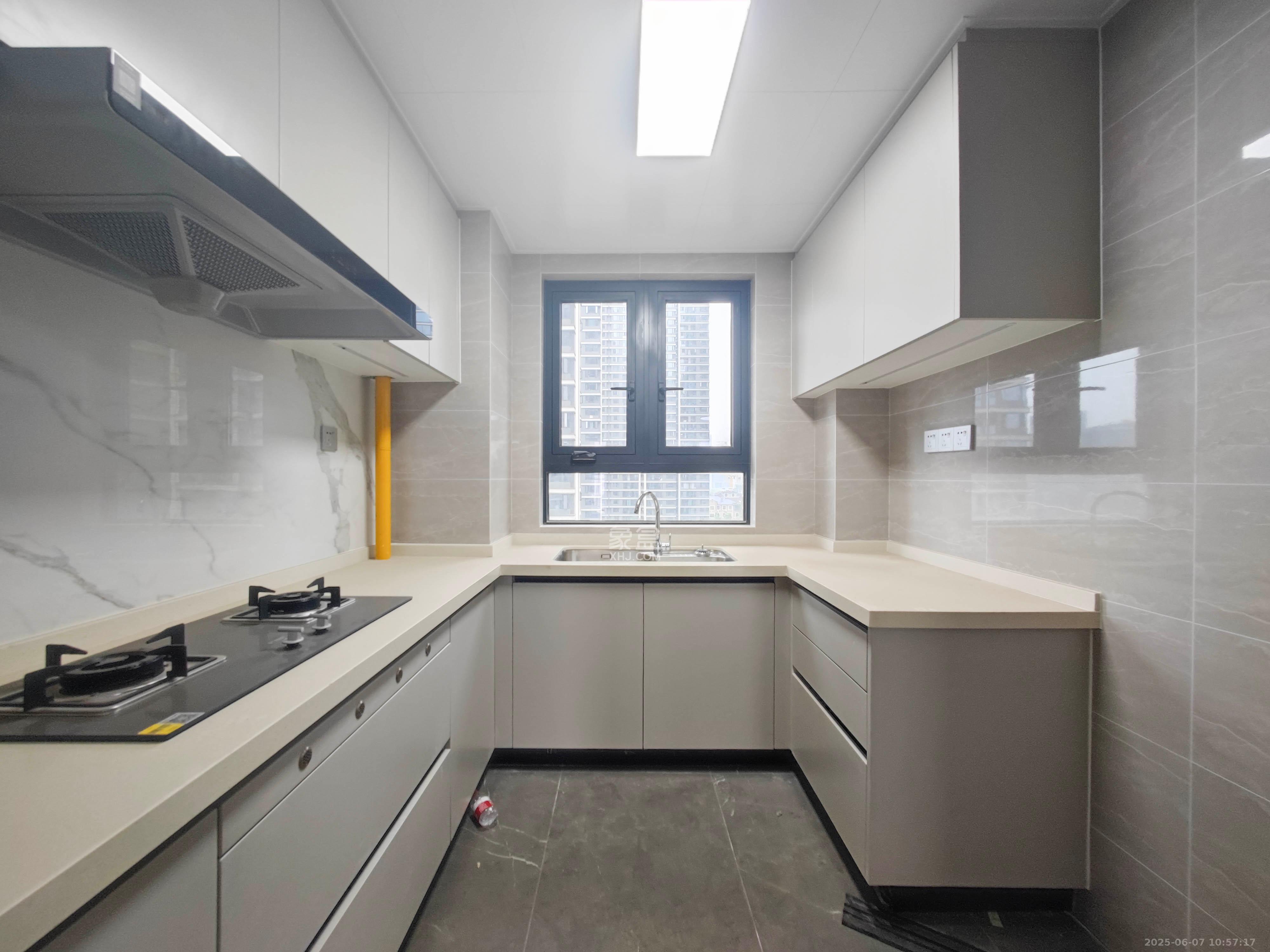 中海星樾府  4室2厅2卫    210.0万其他