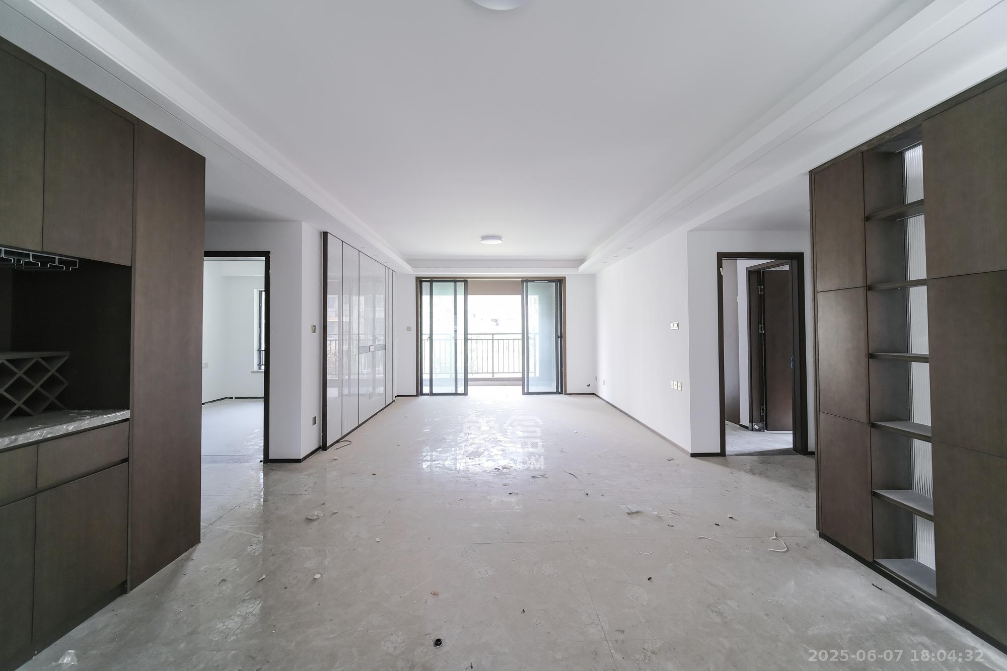 荣盛城  4室2厅2卫    98.8万客厅