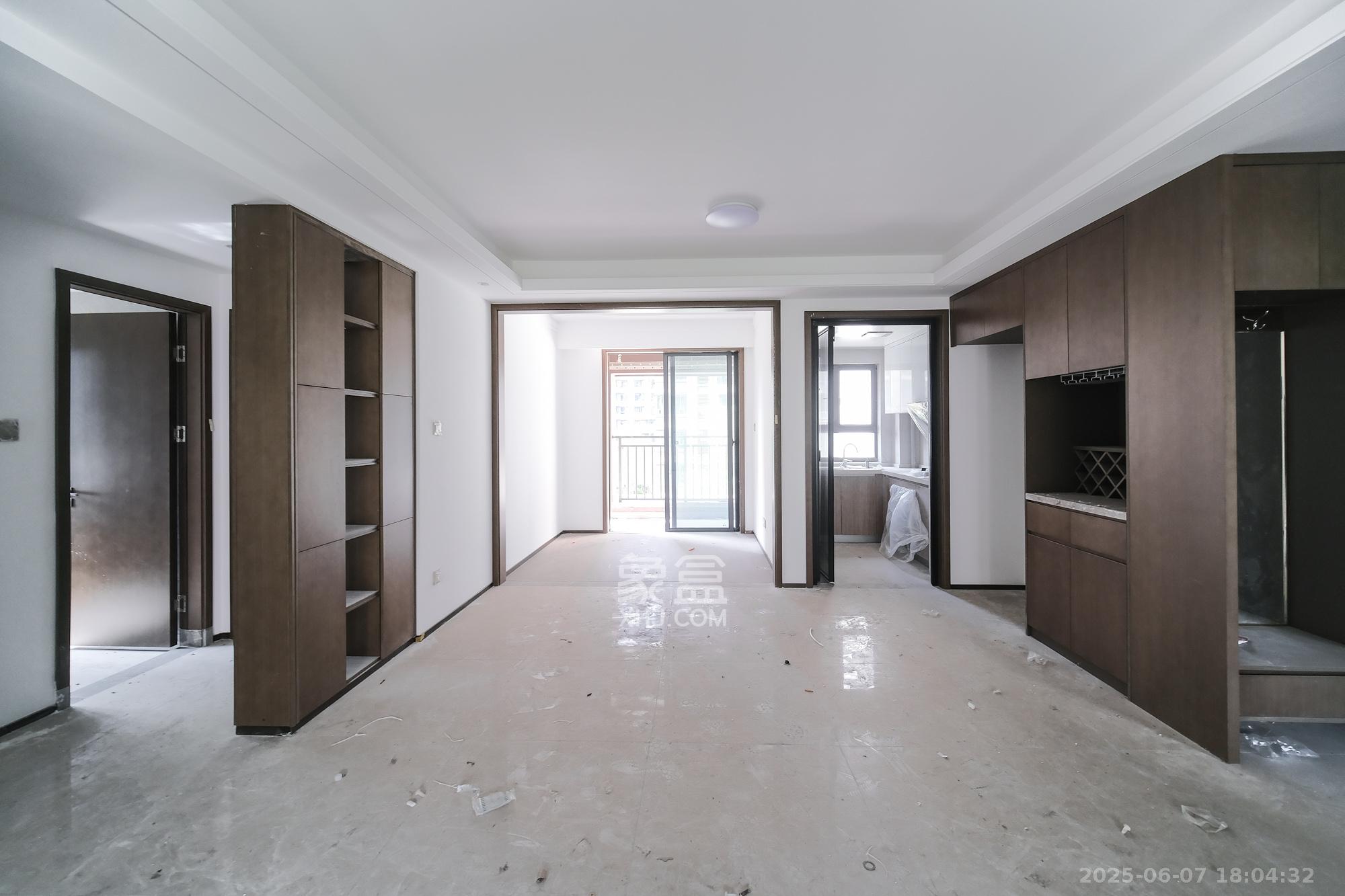 荣盛城  4室2厅2卫    98.8万客厅