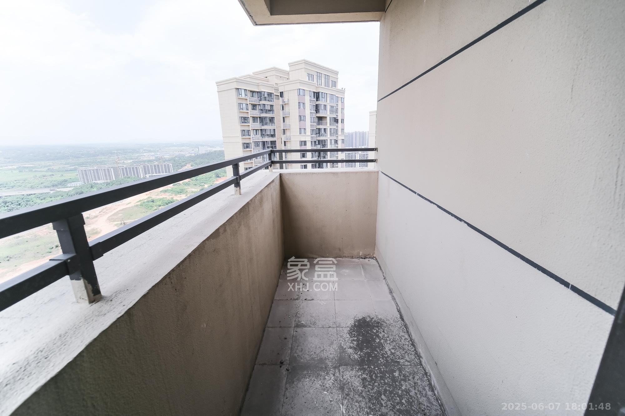 保利香槟国际 4室2厅2卫 110.0万 保利香槟国际 4室2厅2卫 110.0万阳台