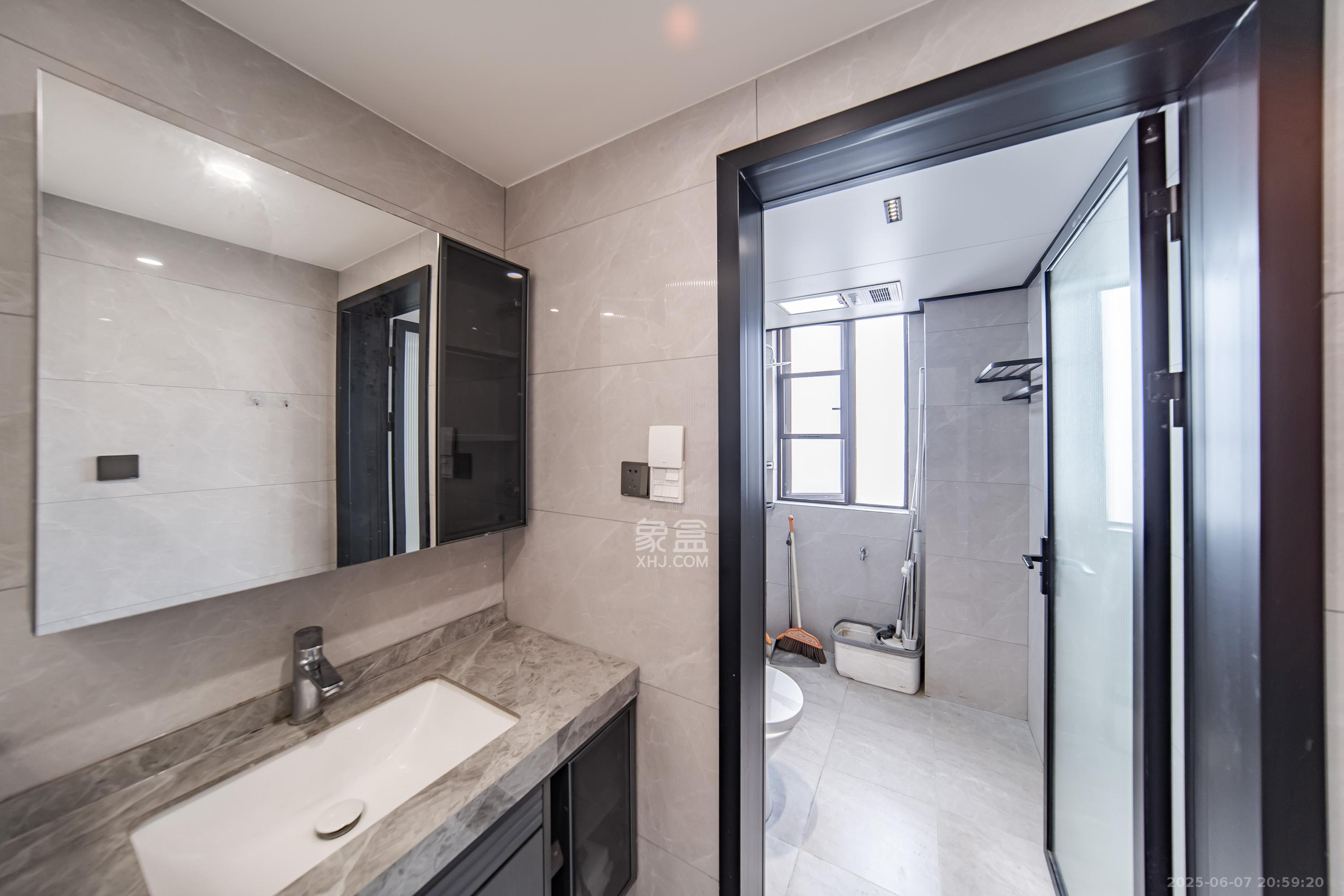 和泓梅溪四季 5室2厅2卫 239.0万 和泓梅溪四季 5室2厅2卫 239.0万卫生间