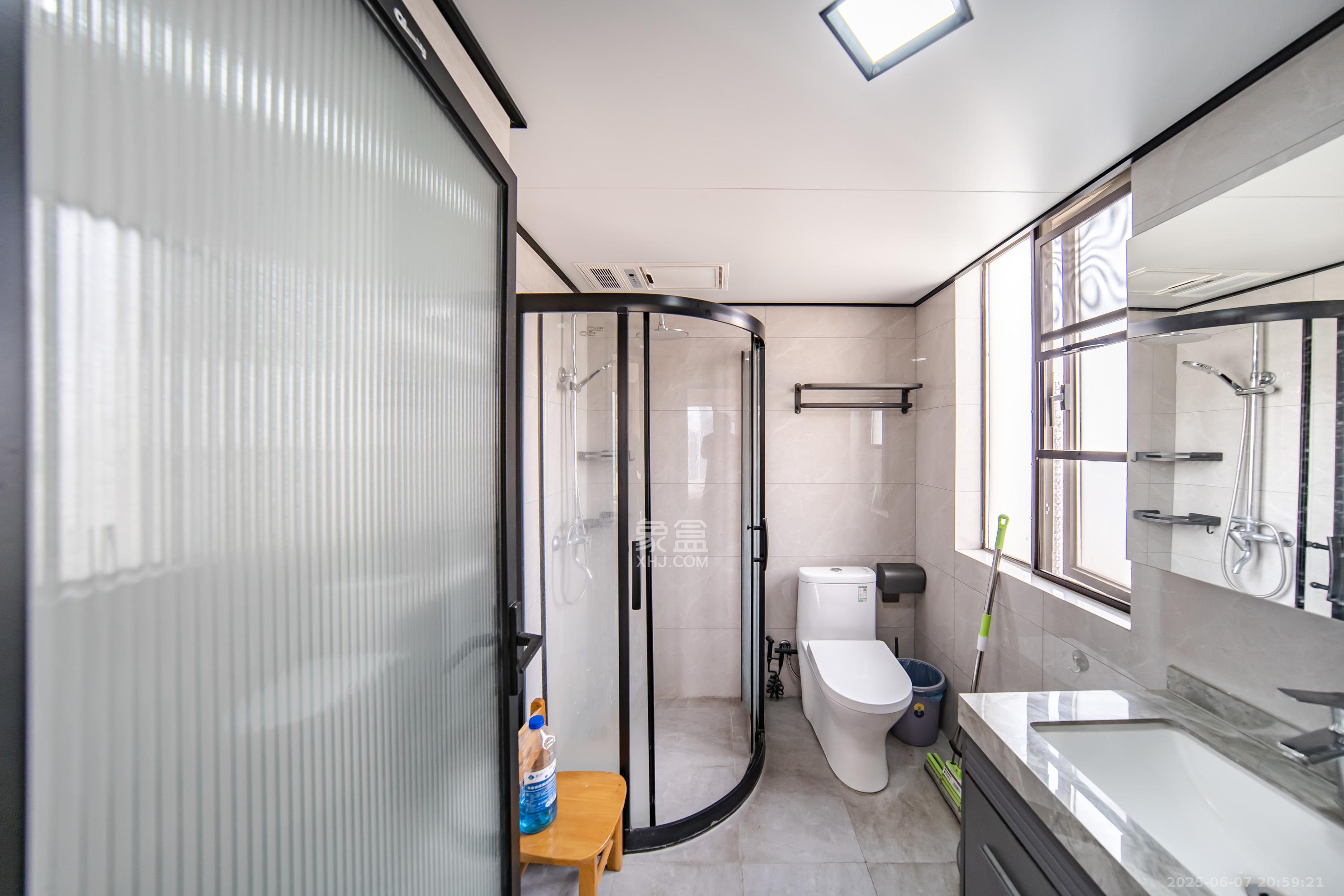 和泓梅溪四季 5室2厅2卫 239.0万 和泓梅溪四季 5室2厅2卫 239.0万卫生间