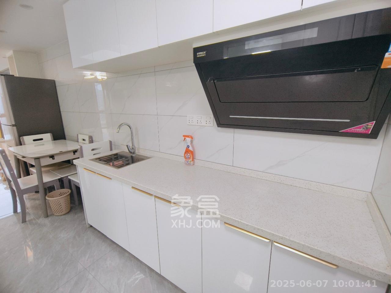 长房时代小镇  2室2厅1卫   2300.00元/月室内图