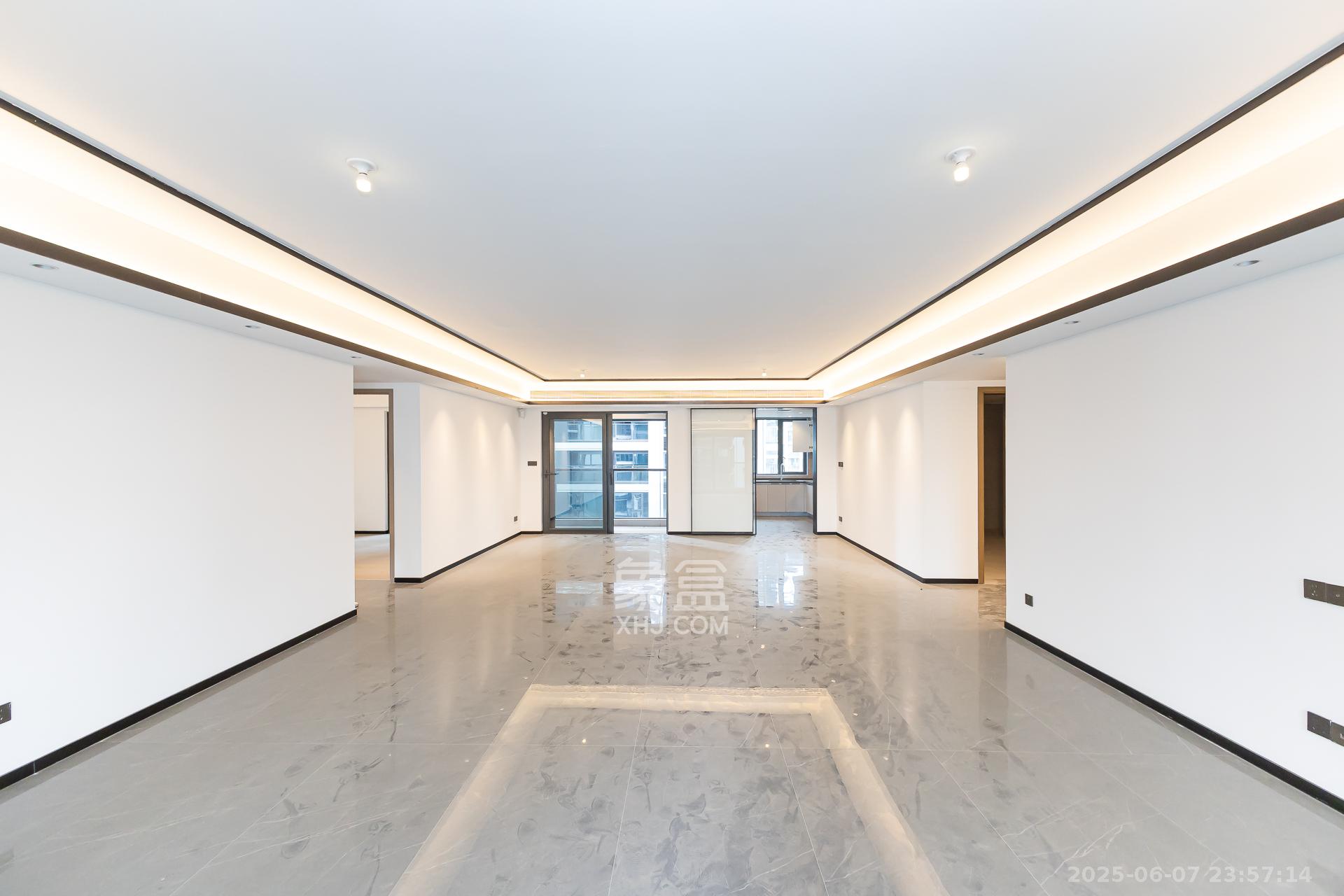 时代倾城汀蓝(时代倾城六期)  5室2厅3卫    300.0万 时代倾城汀蓝(时代倾城六期)  5室2厅3卫    300.0万客厅