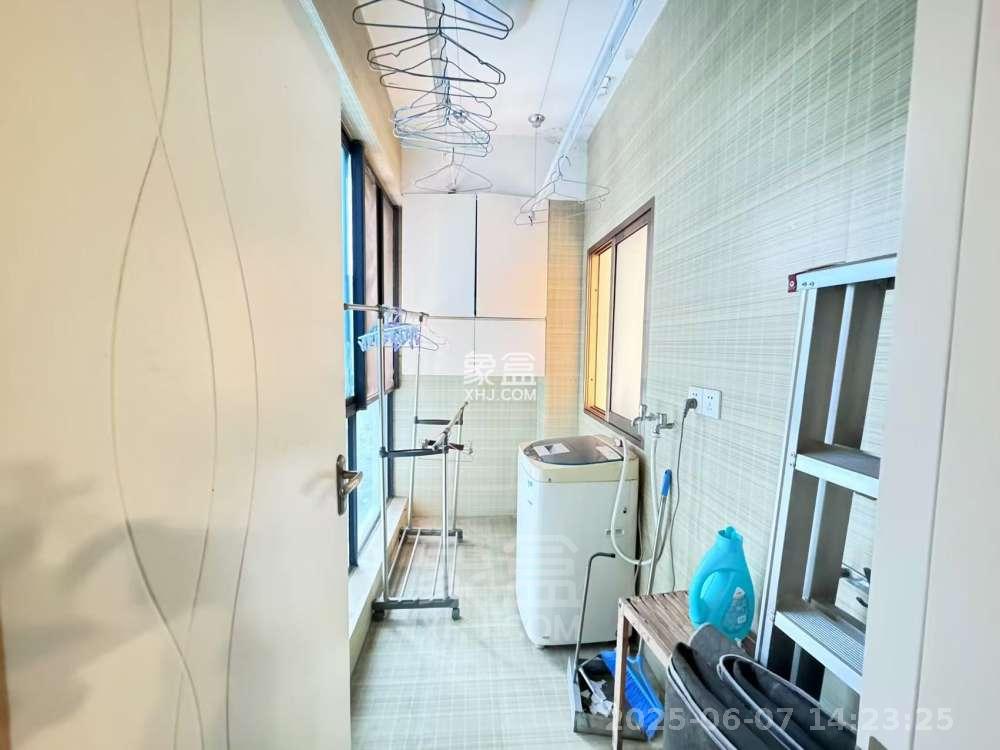 山水国际  3室2厅2卫   2000.00元/月室内图