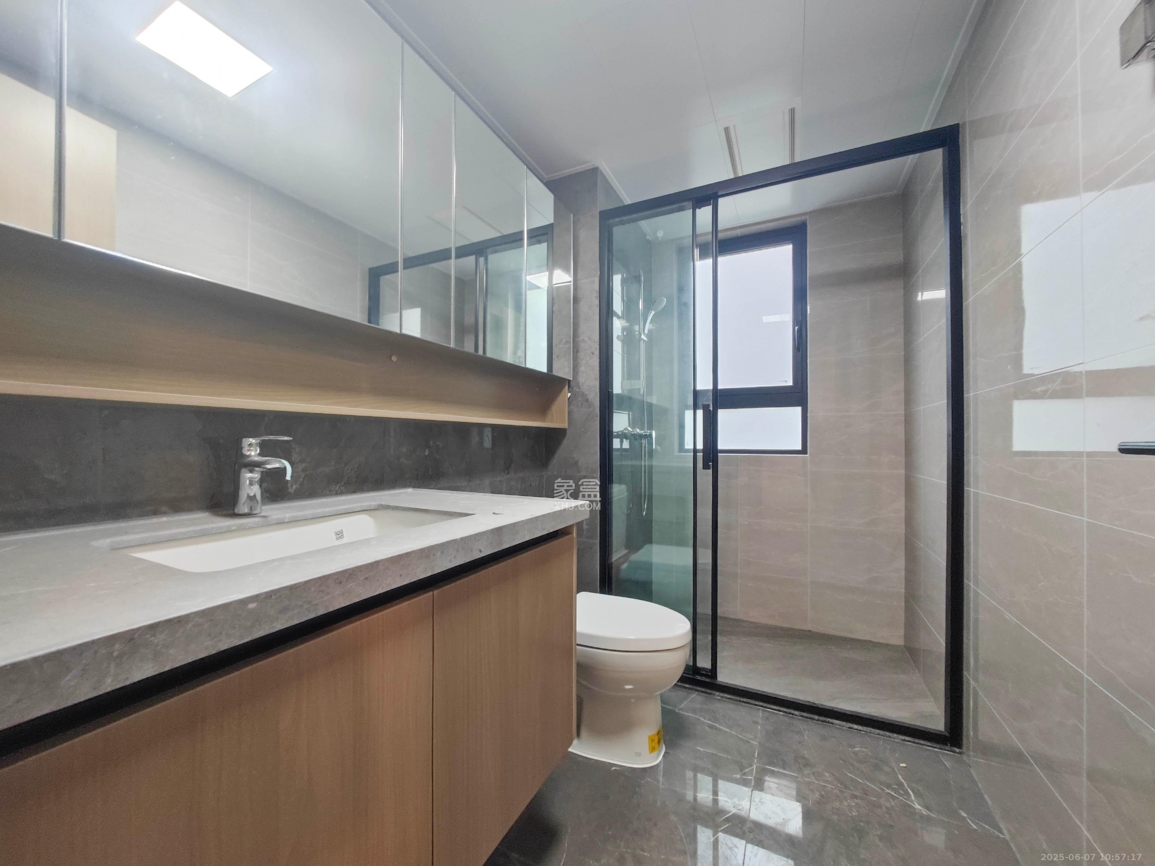 中海星樾府  4室2厅2卫    210.0万卫生间