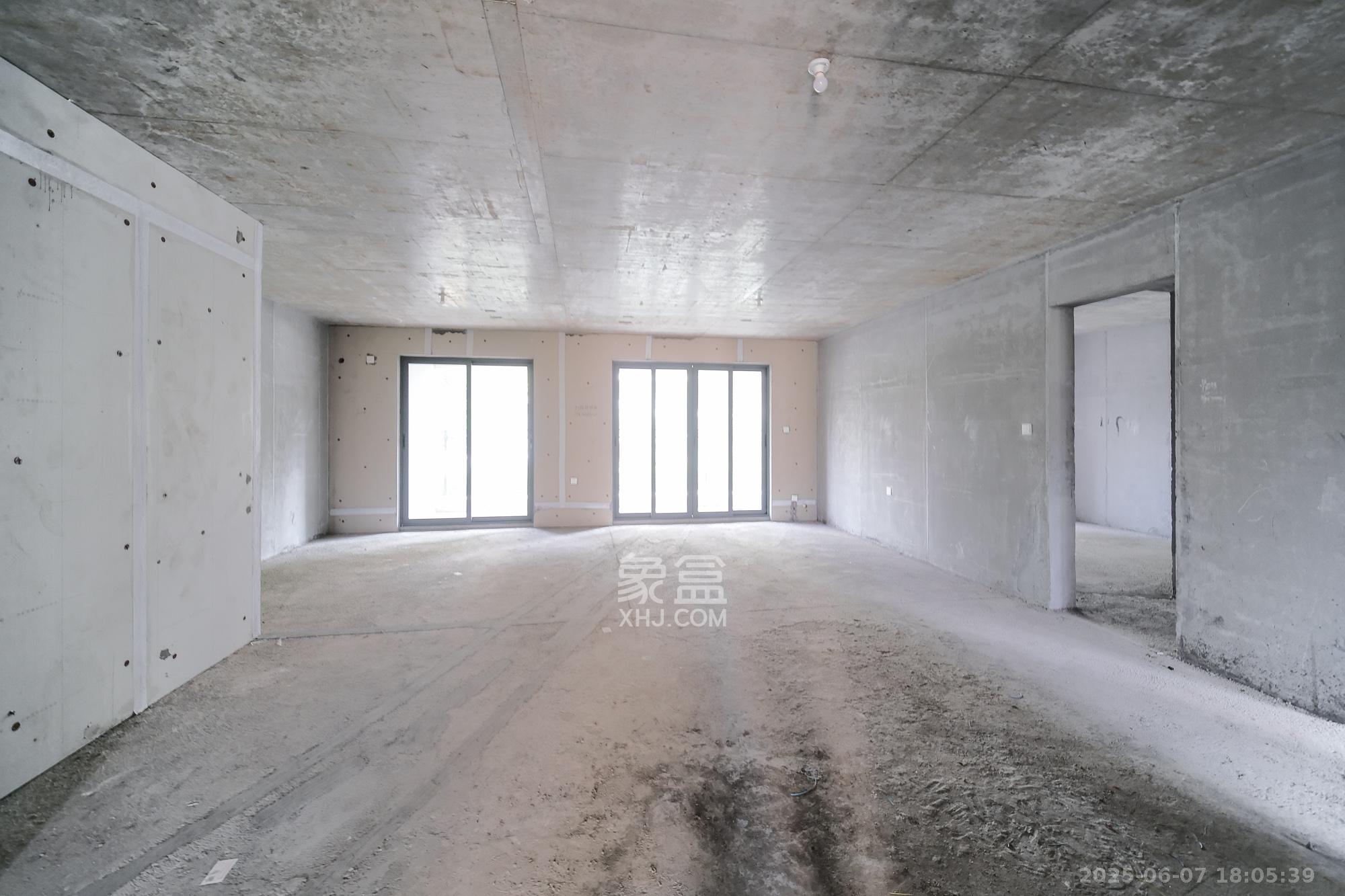 保利金香槟 4室2厅2卫 85.9万 保利金香槟 4室2厅2卫 85.9万客厅