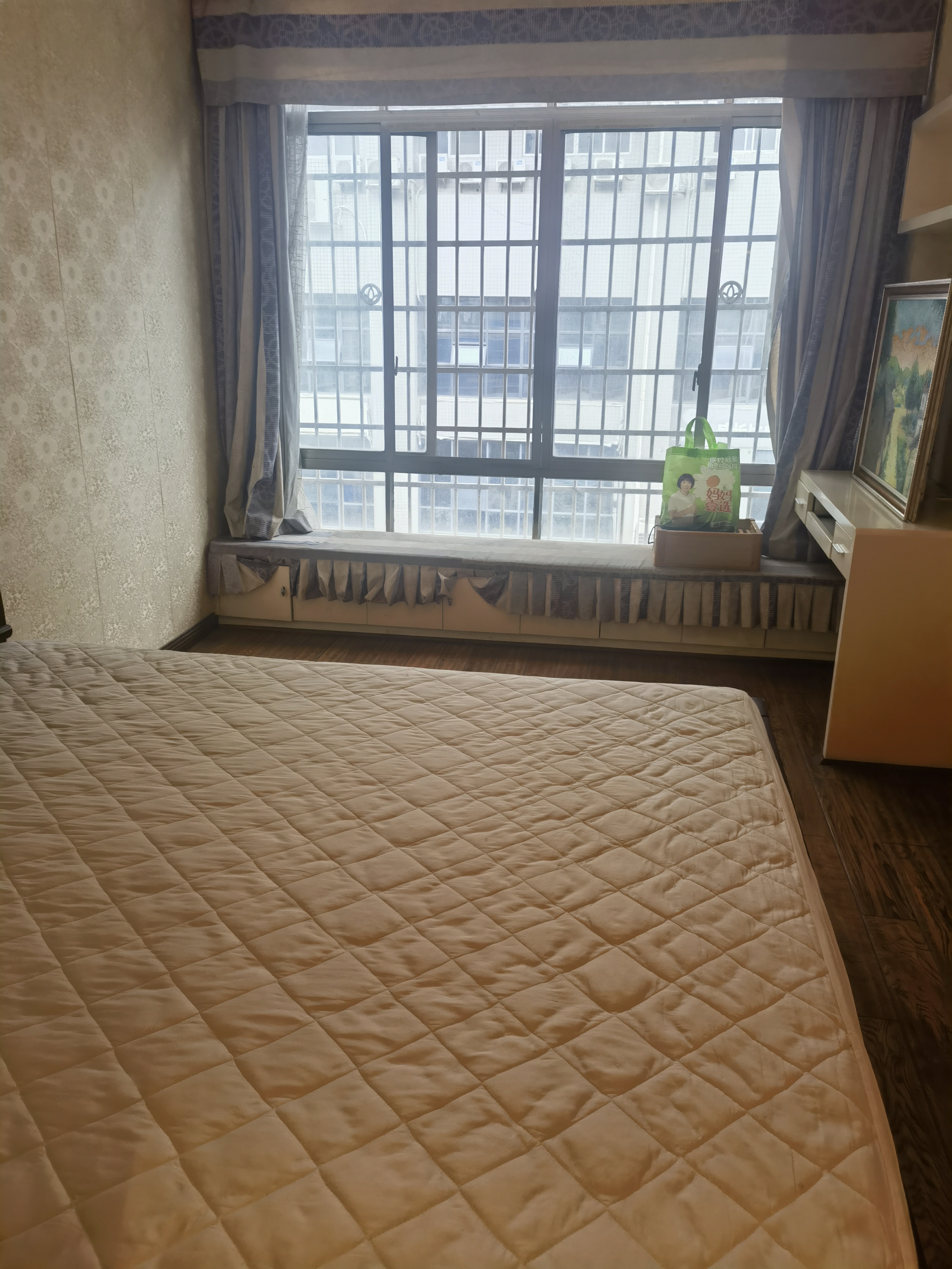 御园小区  4室2厅2卫    68.0万客厅