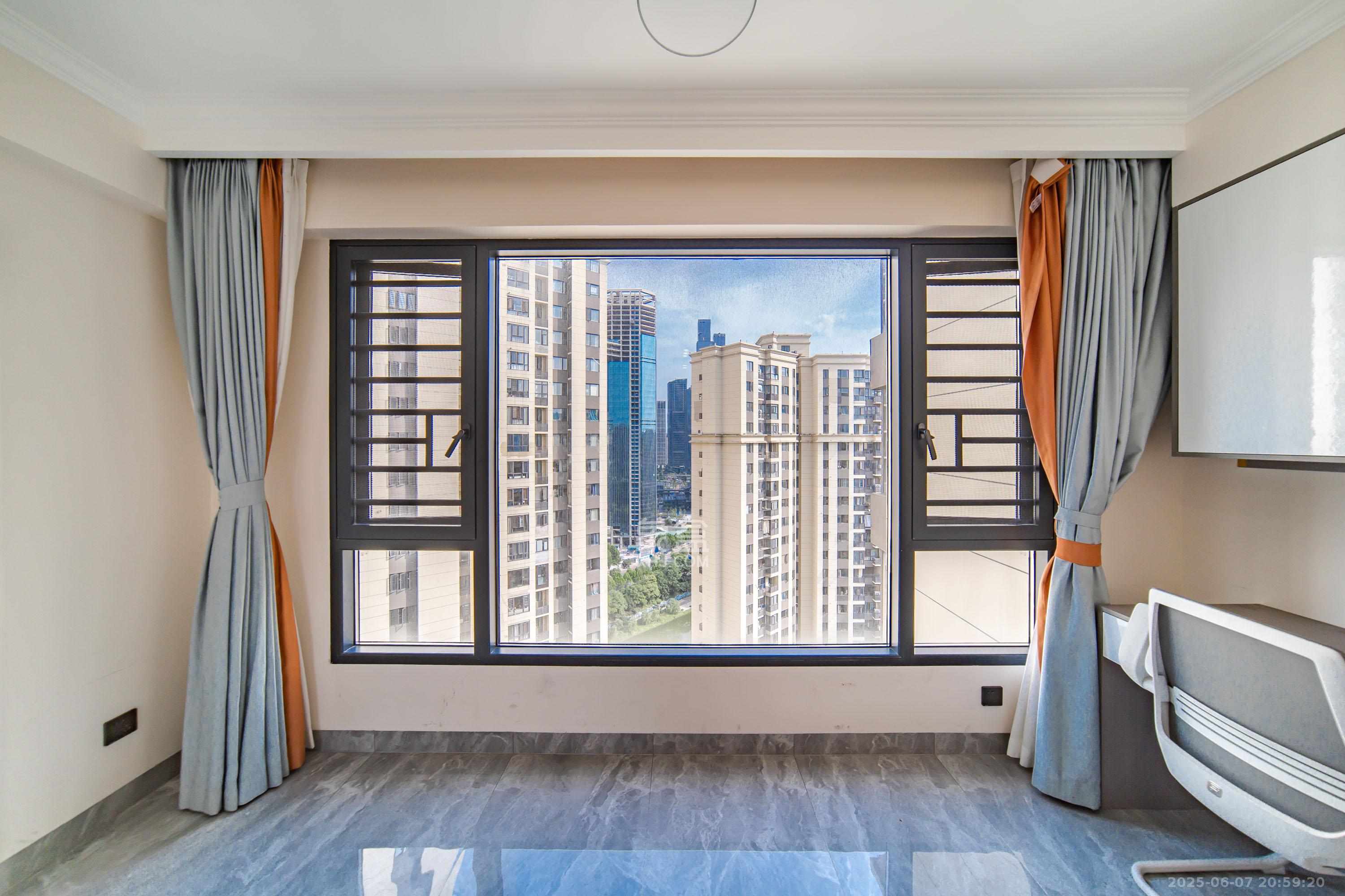 和泓梅溪四季 5室2厅2卫 239.0万 和泓梅溪四季 5室2厅2卫 239.0万阳台