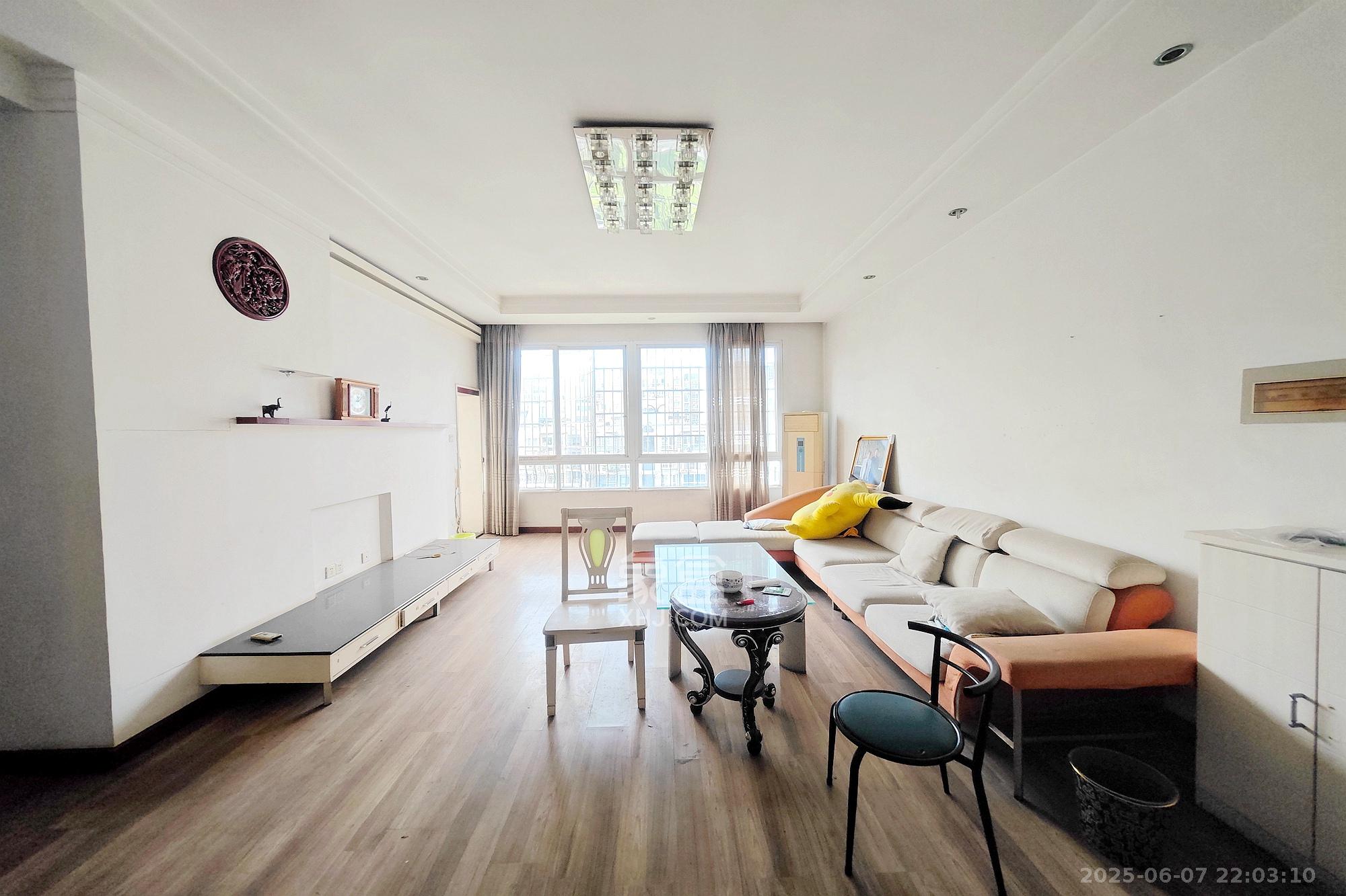 鑫天鑫城  4室2厅2卫    85.0万 鑫天鑫城  4室2厅2卫    85.0万客厅