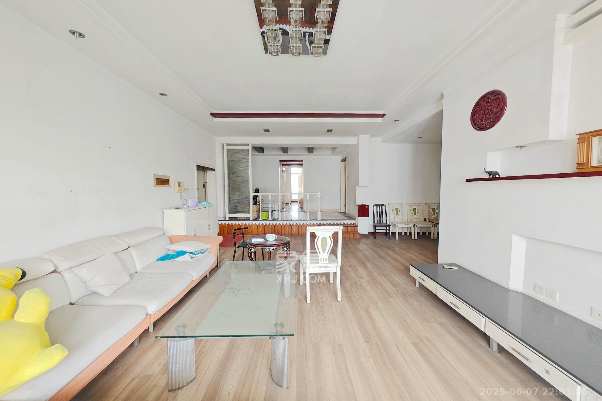 鑫天鑫城  4室2厅2卫    85.0万 鑫天鑫城  4室2厅2卫    85.0万客厅