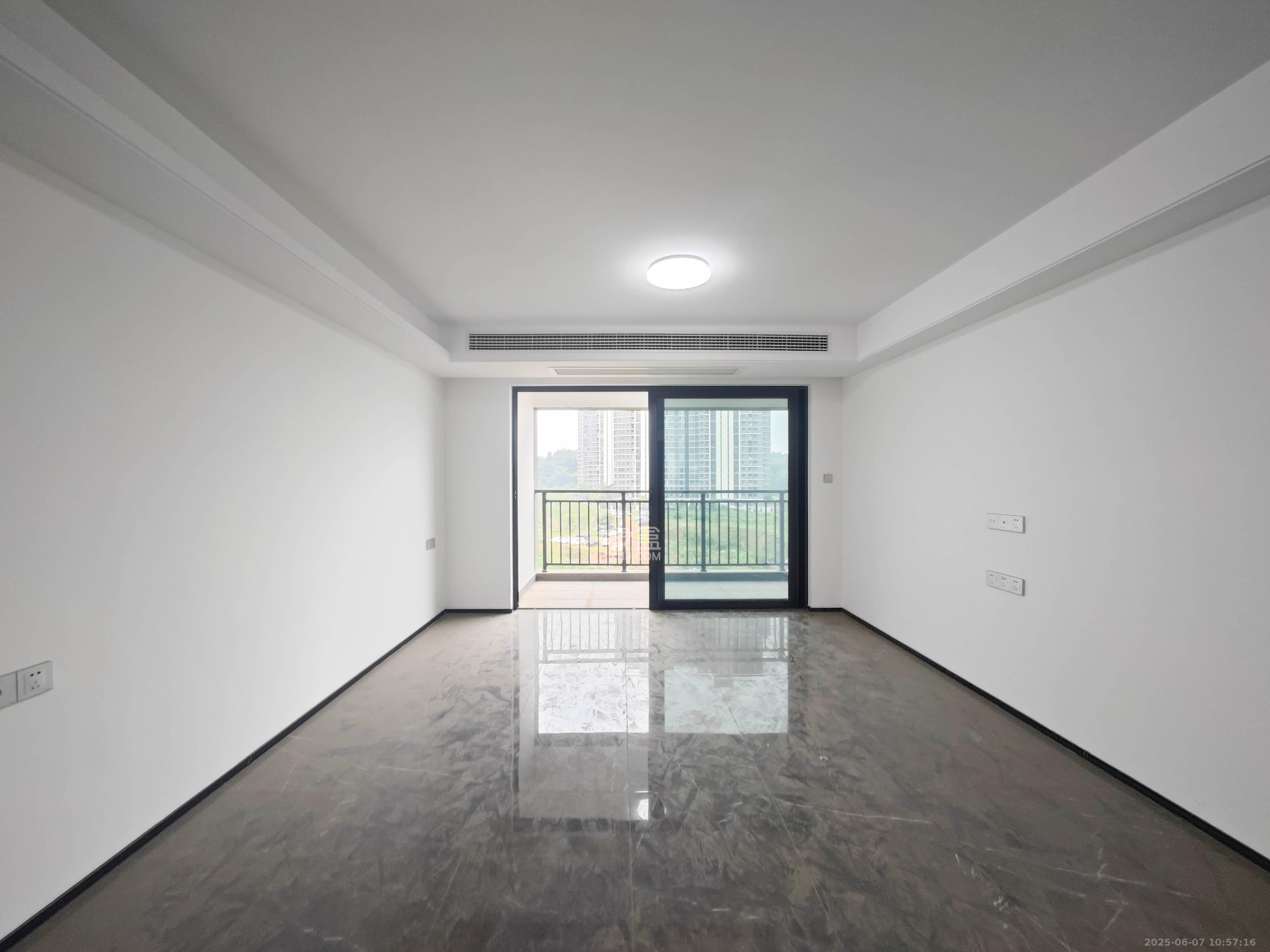 中海星樾府  4室2厅2卫    210.0万客厅