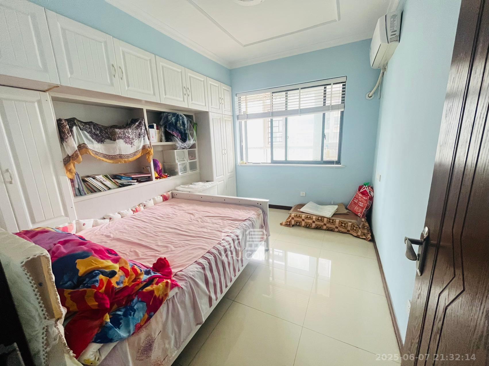 九华新城  4室2厅2卫    85.0万 九华新城  4室2厅2卫    85.0万客厅