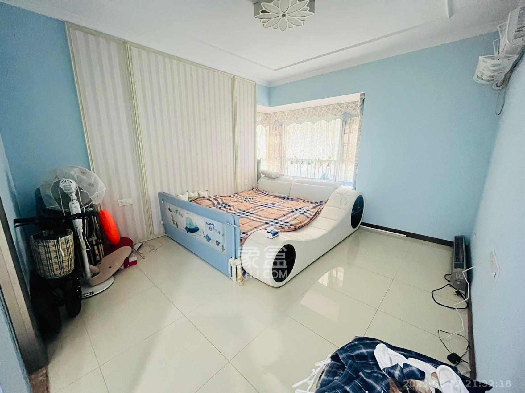 九华新城  4室2厅2卫    85.0万 九华新城  4室2厅2卫    85.0万客厅