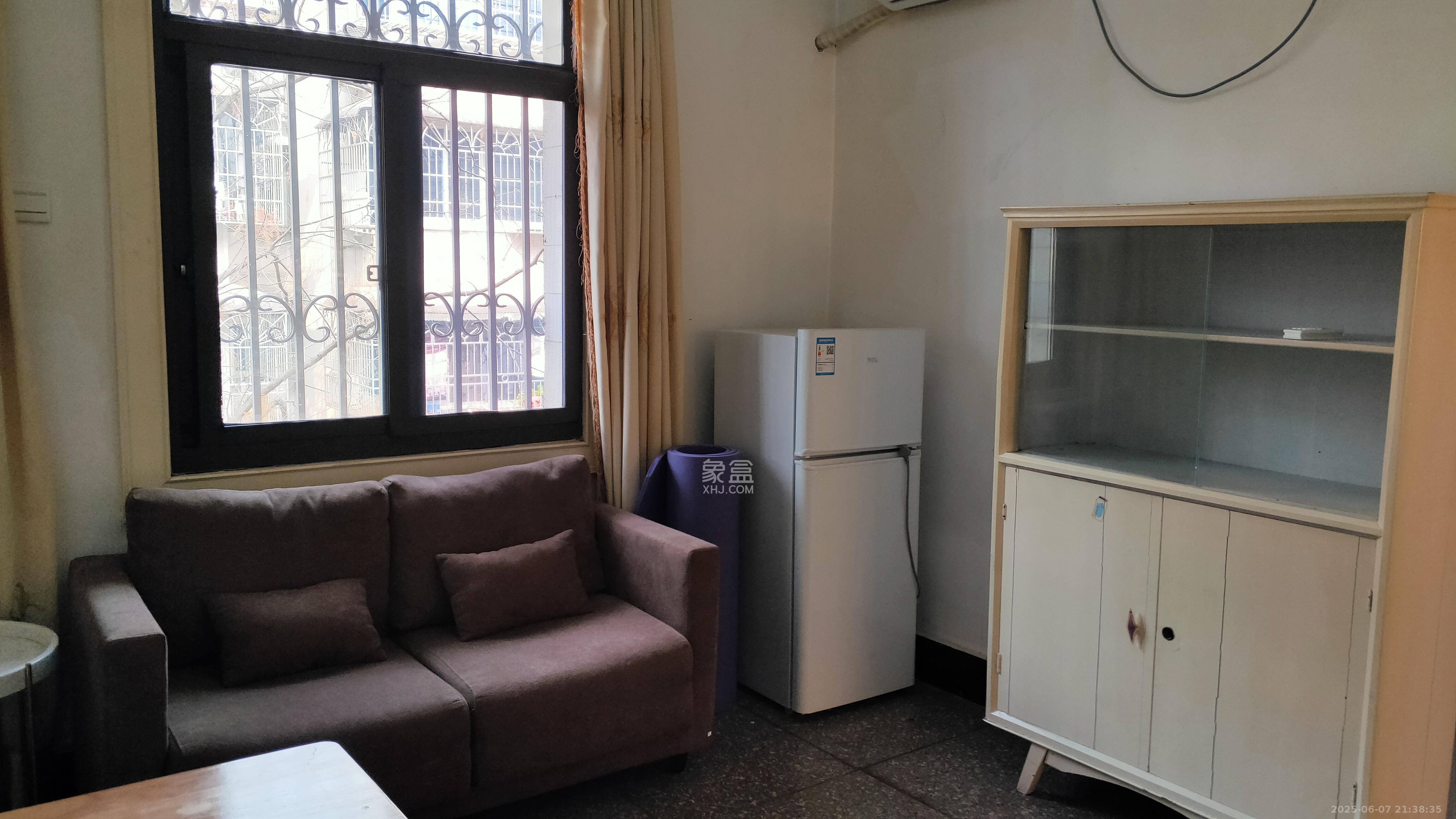 五一东村 1室1厅1卫 1400.0元/月 五一东村 1室1厅1卫 1400.0元/月室内图