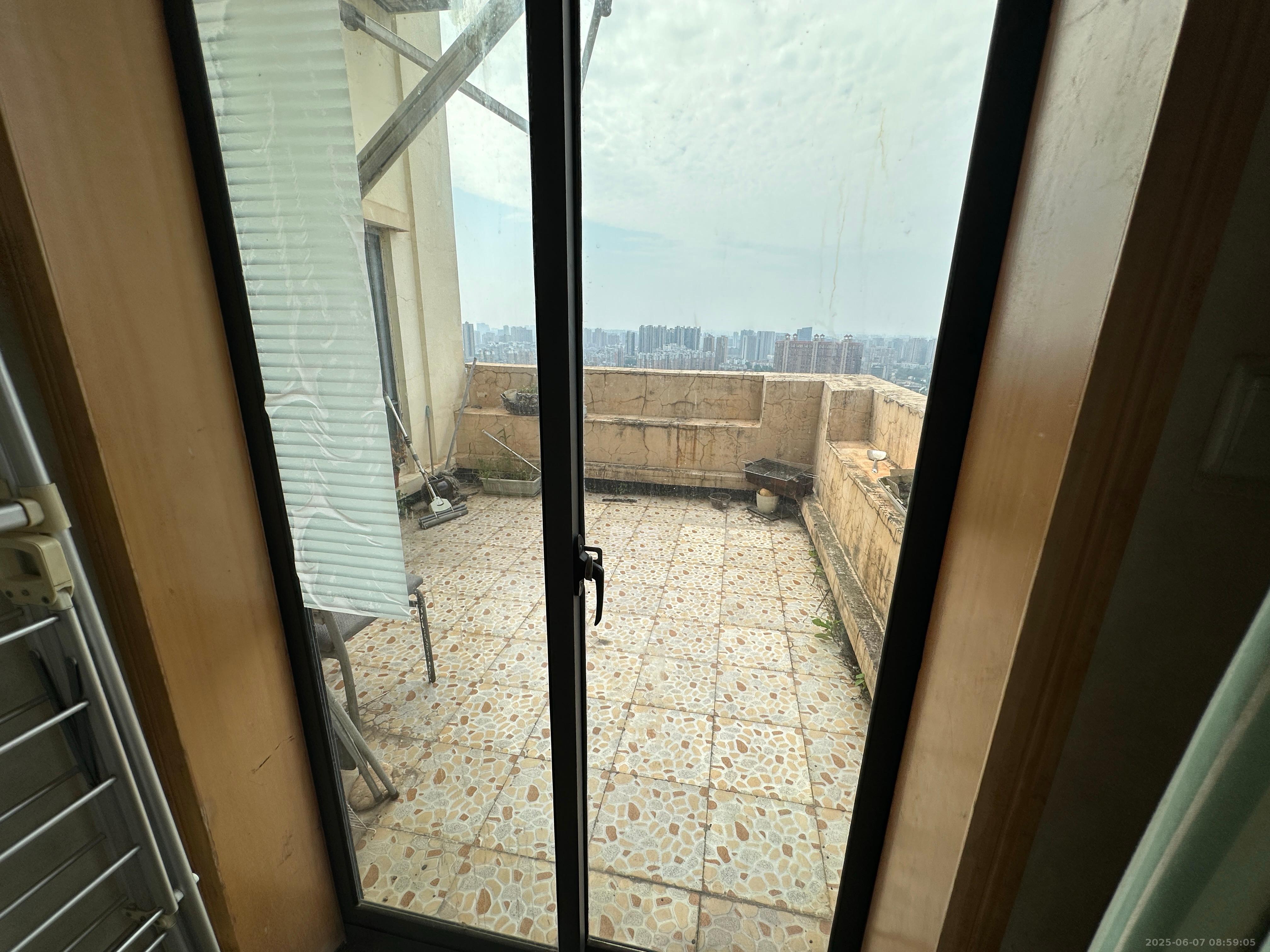 上海城小区  1室1厅1卫    1500.0元/月 上海城小区  1室1厅1卫    1500.0元/月室内图1