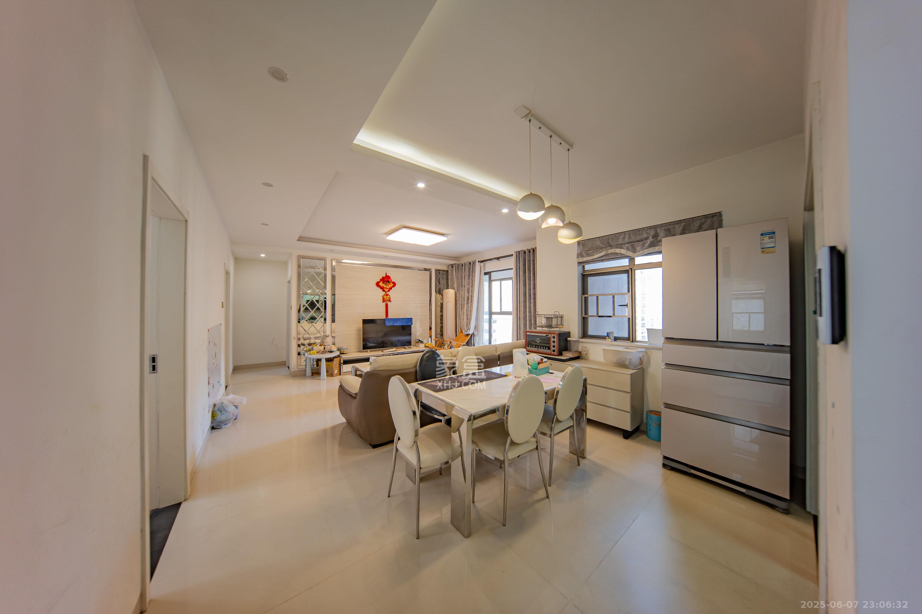 江山帝景雅典  3室2厅2卫    121.0万客厅