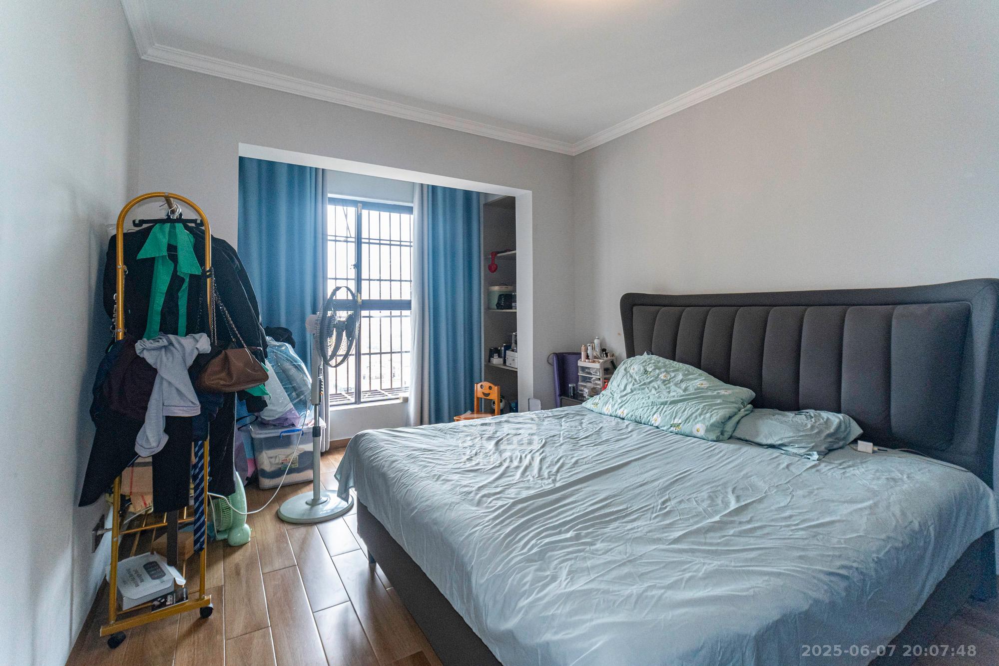 星湖湾二期高层  3室2厅2卫    72.0万卧室