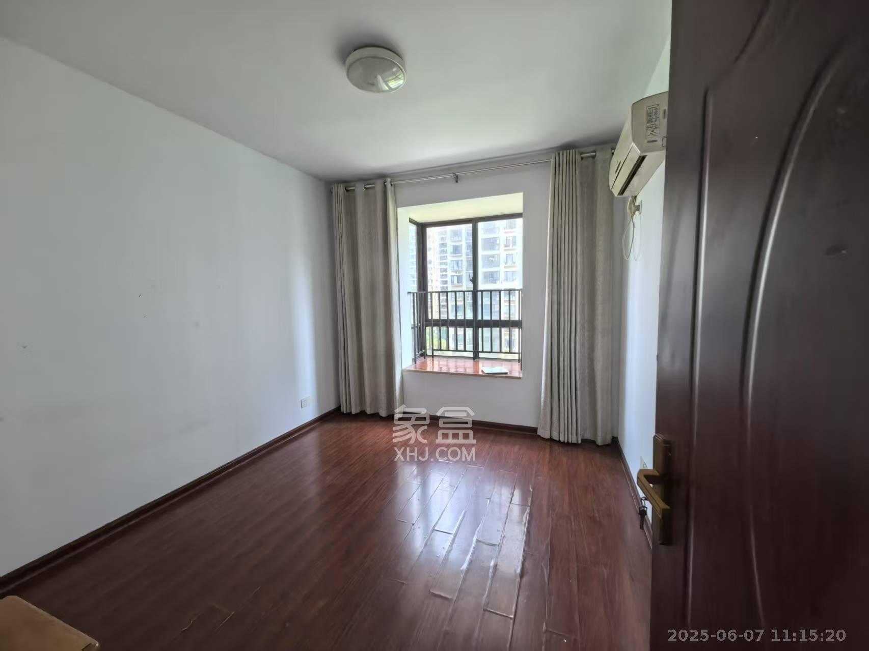 华润凤凰城一期  4室2厅2卫    1800.0元/月 华润凤凰城一期  4室2厅2卫    1800.0元/月室内图