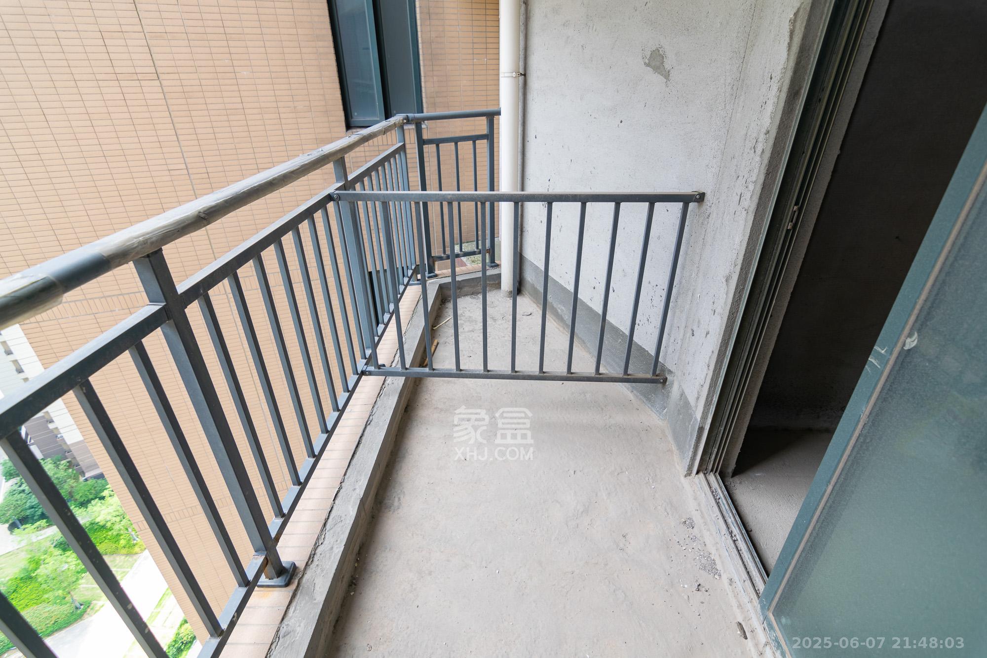 凯尔花缇紫郡 4室2厅2卫 72.8万 凯尔花缇紫郡 4室2厅2卫 72.8万阳台