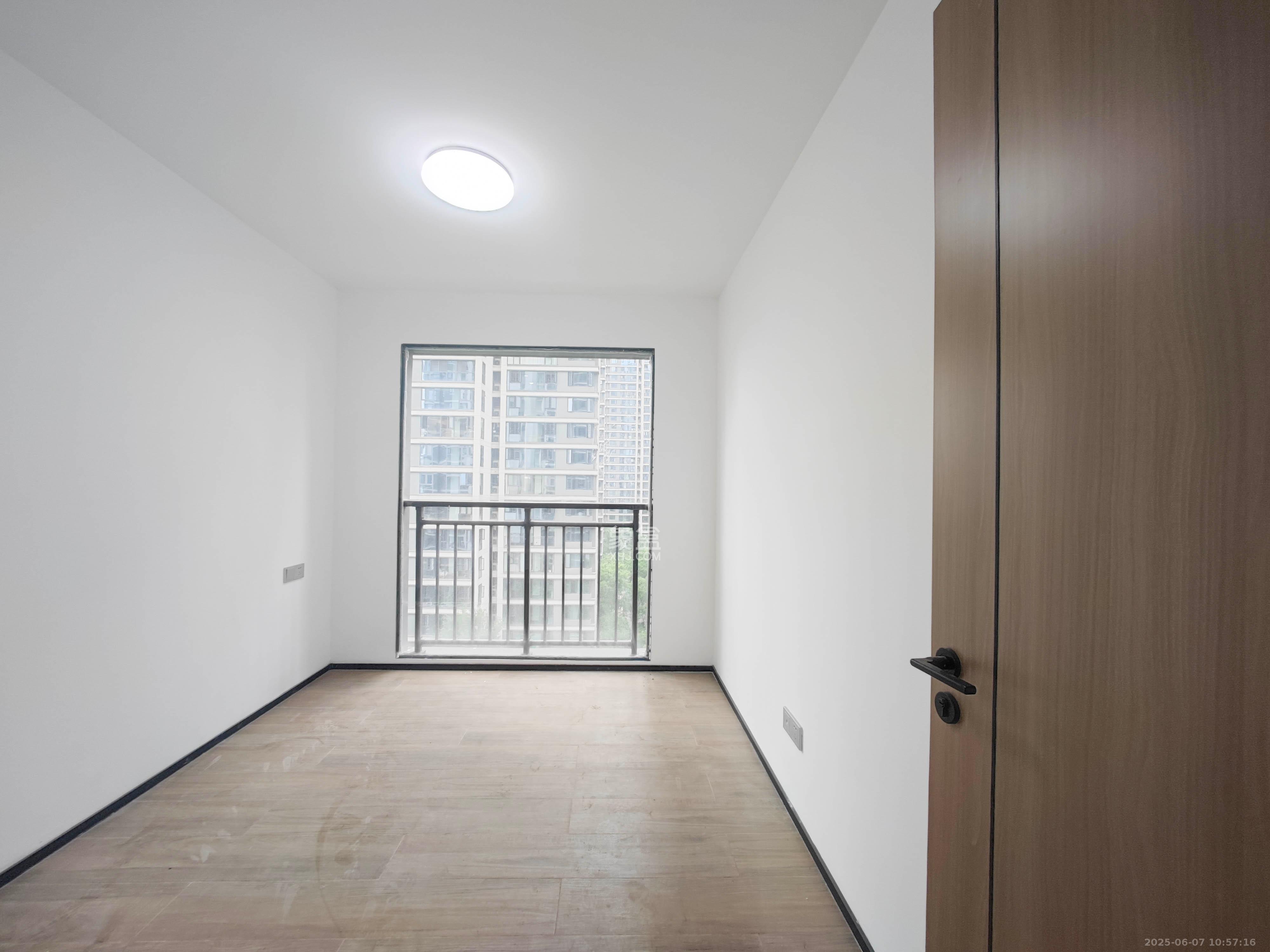 中海星樾府  4室2厅2卫    210.0万卧室