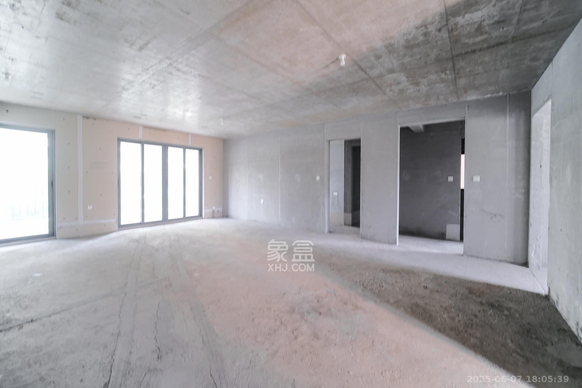 保利金香槟 4室2厅2卫 85.9万 保利金香槟 4室2厅2卫 85.9万客厅