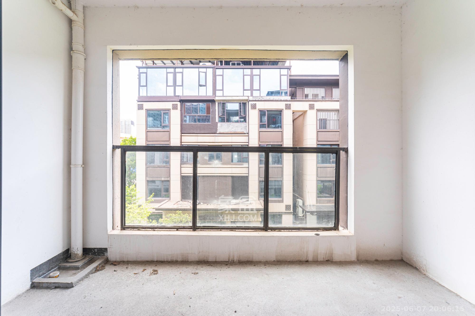 中交建发松雅院 5室4厅3卫 328.0万 中交建发松雅院 5室4厅3卫 328.0万阳台