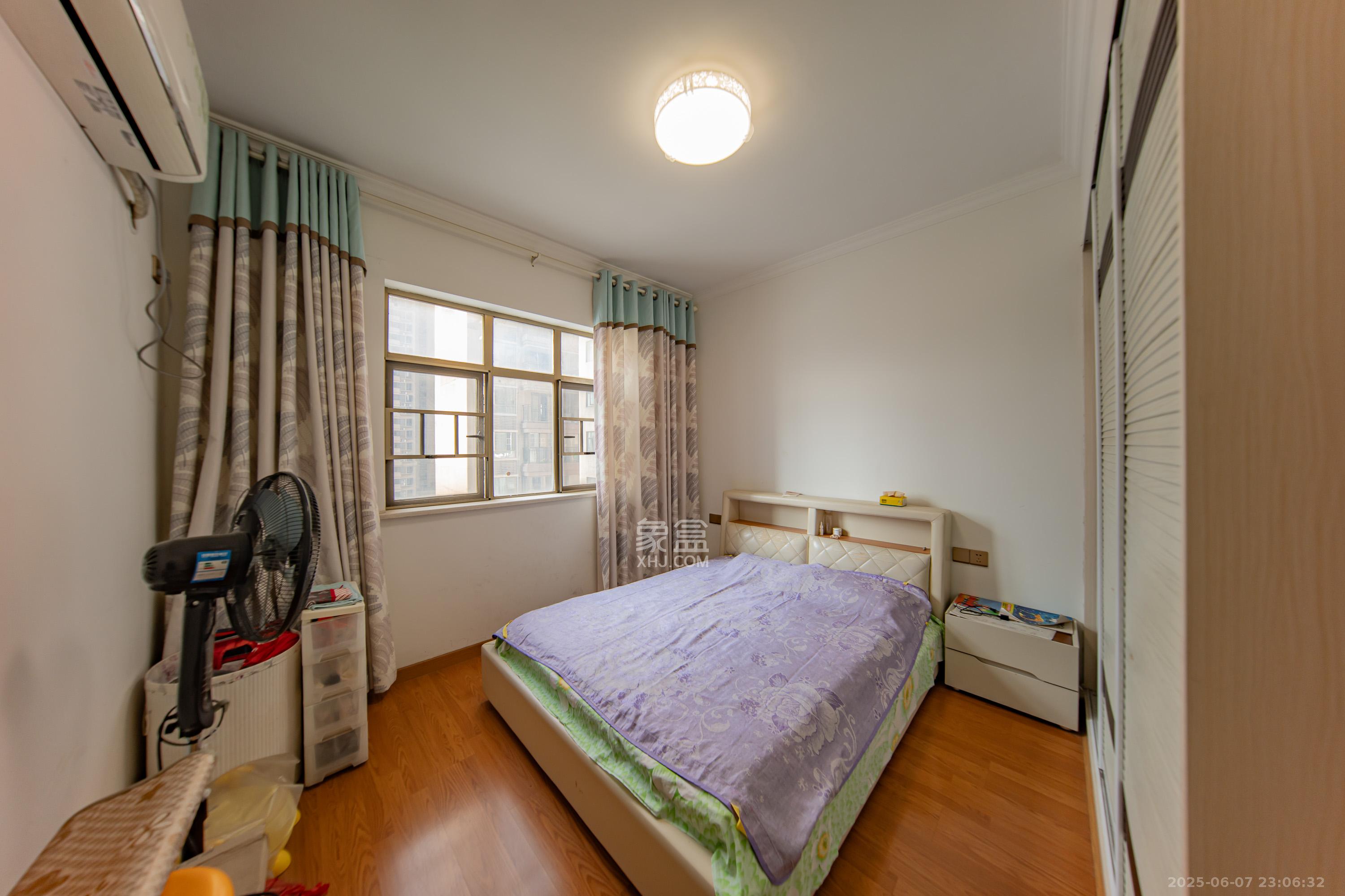 江山帝景雅典  3室2厅2卫    121.0万卧室