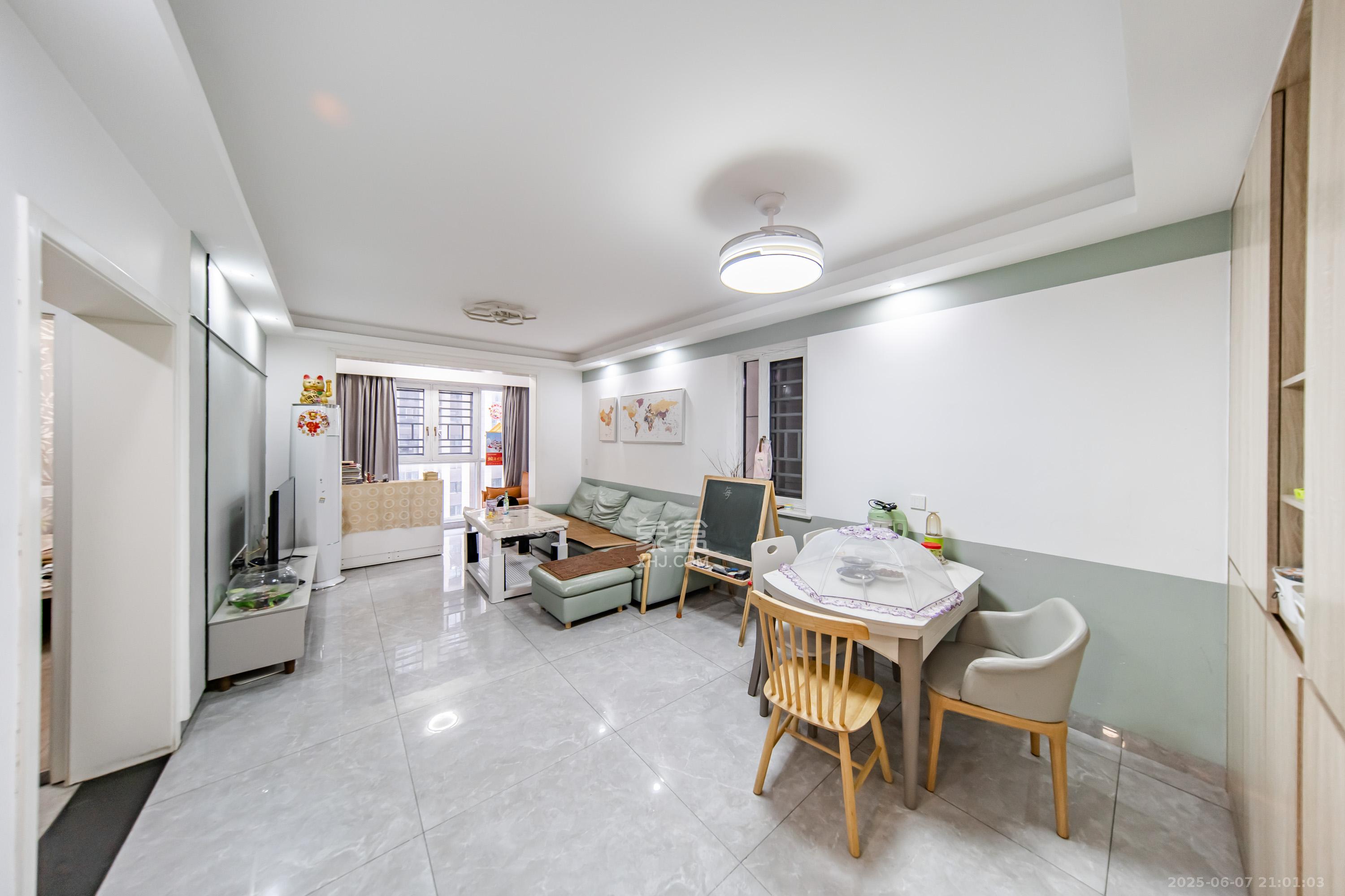 中国铁建梅溪青秀二期 3室2厅2卫 109.0万 中国铁建梅溪青秀二期 3室2厅2卫 109.0万客厅