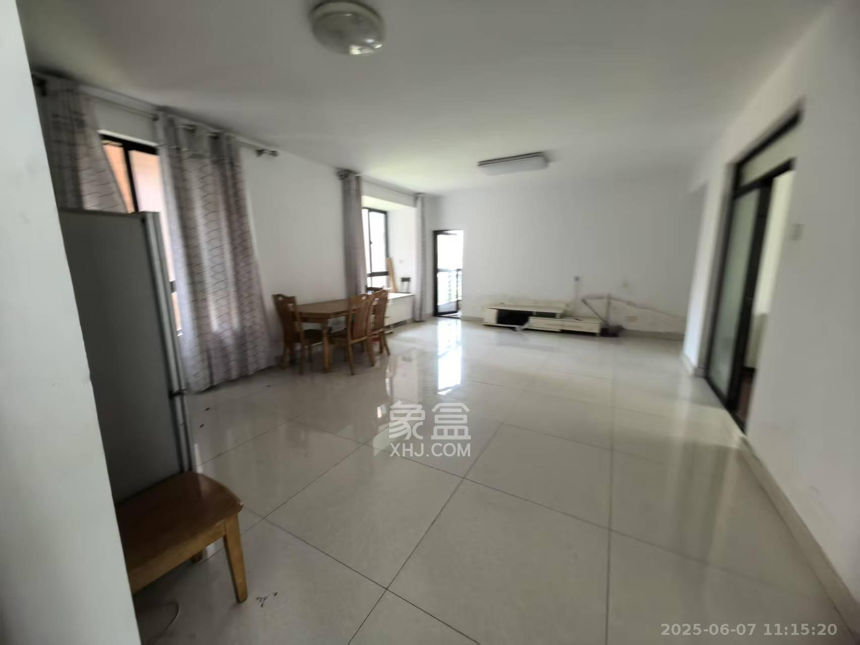 华润凤凰城一期  4室2厅2卫    1800.0元/月 华润凤凰城一期  4室2厅2卫    1800.0元/月室内图