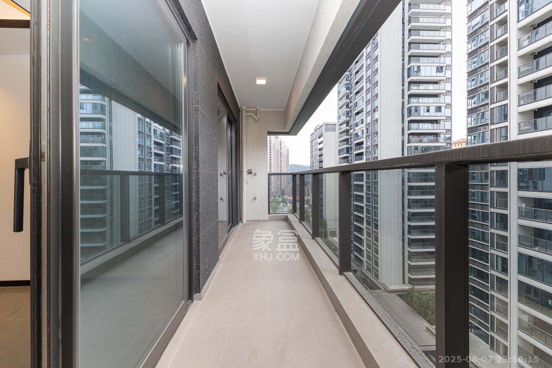 时代倾城汀蓝(时代倾城六期)  5室2厅3卫    300.0万 时代倾城汀蓝(时代倾城六期)  5室2厅3卫    300.0万阳台