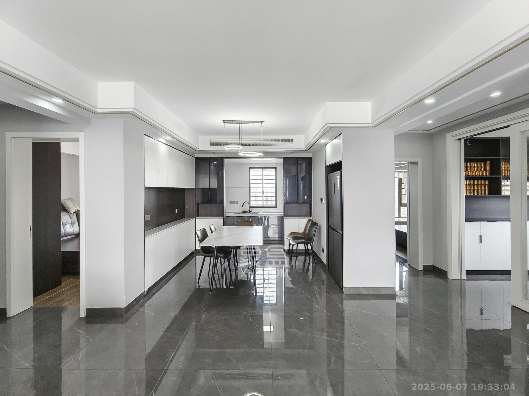 碧桂园翘楚棠  4室2厅2卫    138.0万客厅