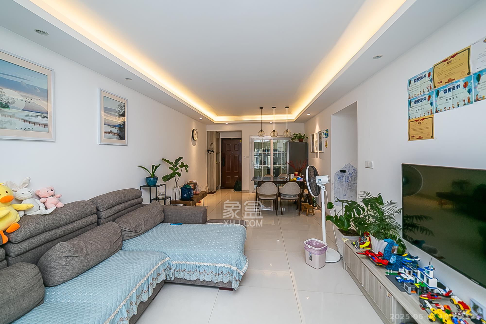 荣盛花语书苑  3室2厅1卫    95.0万 荣盛花语书苑  3室2厅1卫    95.0万客厅