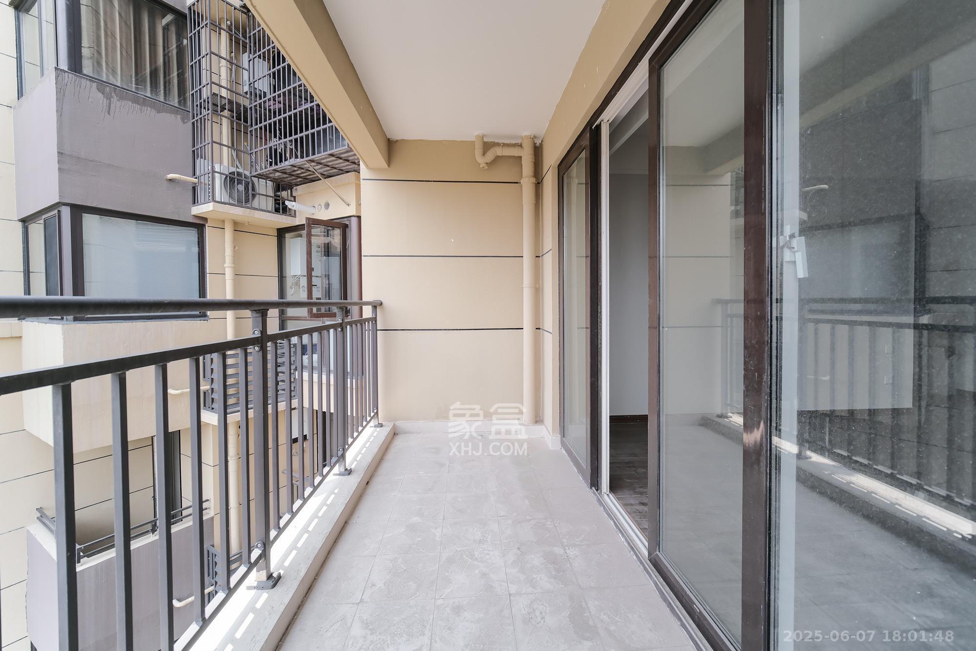 保利香槟国际 4室2厅2卫 110.0万 保利香槟国际 4室2厅2卫 110.0万阳台