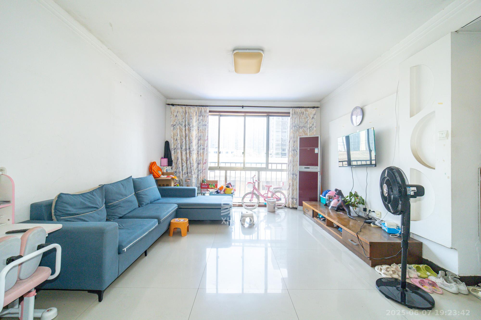 阳光丽景 3室2厅1卫 56.0万 阳光丽景 3室2厅1卫 56.0万客厅