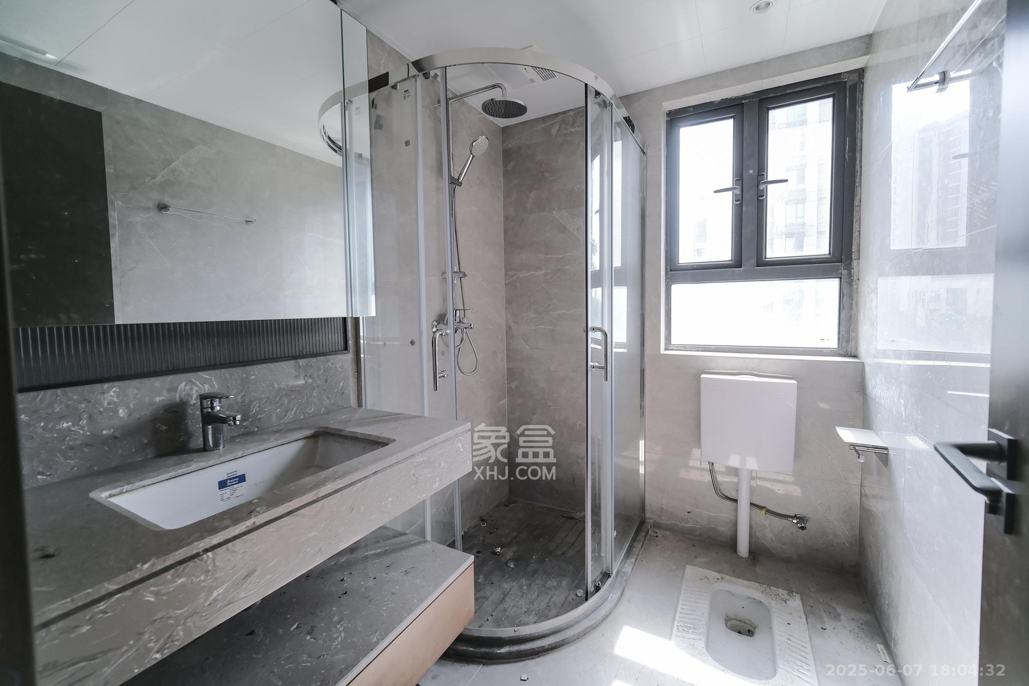 荣盛城  4室2厅2卫    98.8万卫生间