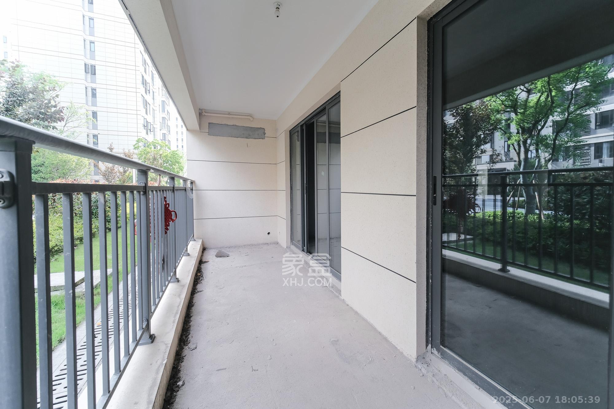 保利金香槟 4室2厅2卫 85.9万 保利金香槟 4室2厅2卫 85.9万阳台