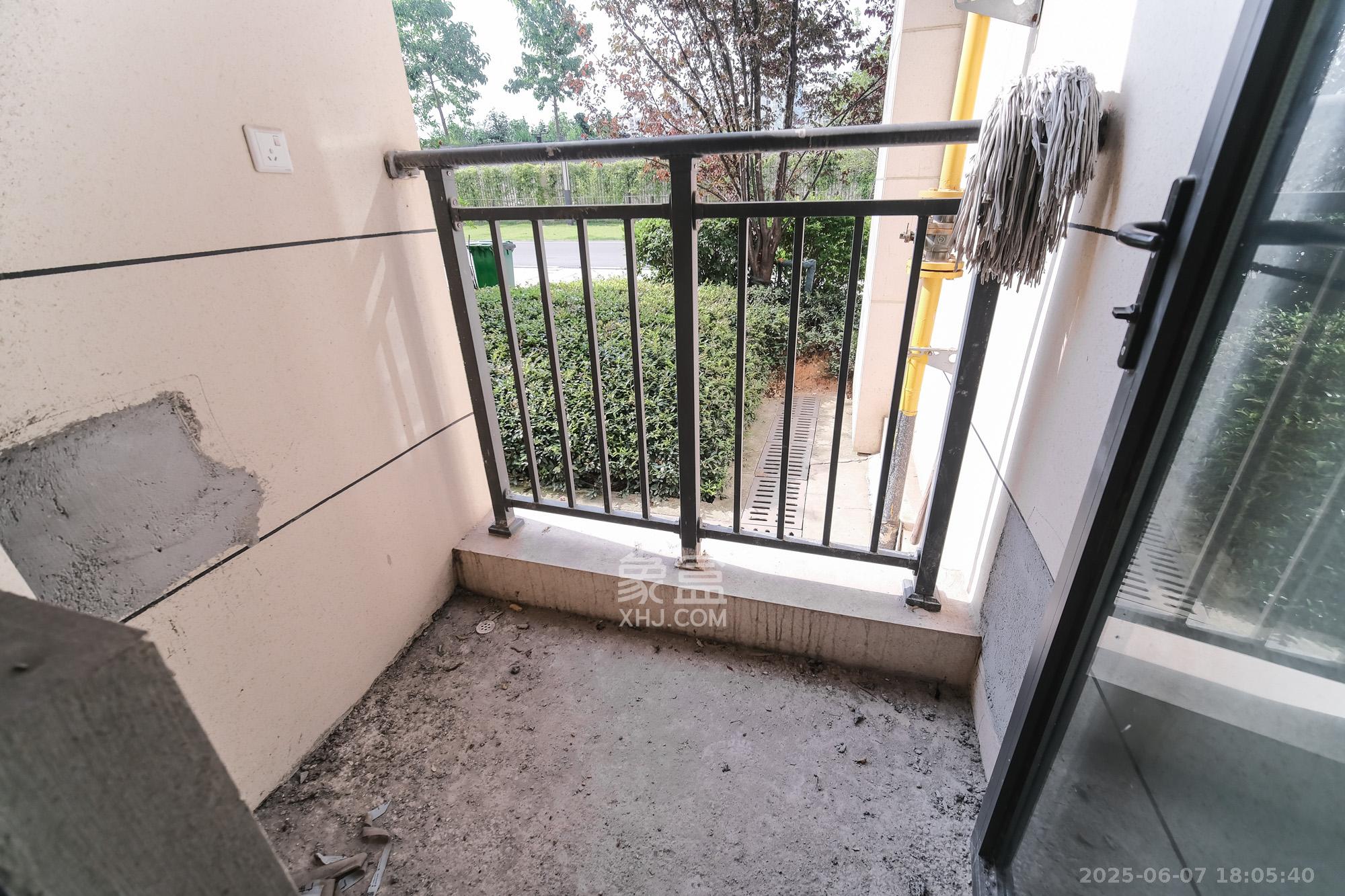 保利金香槟 4室2厅2卫 85.9万 保利金香槟 4室2厅2卫 85.9万阳台