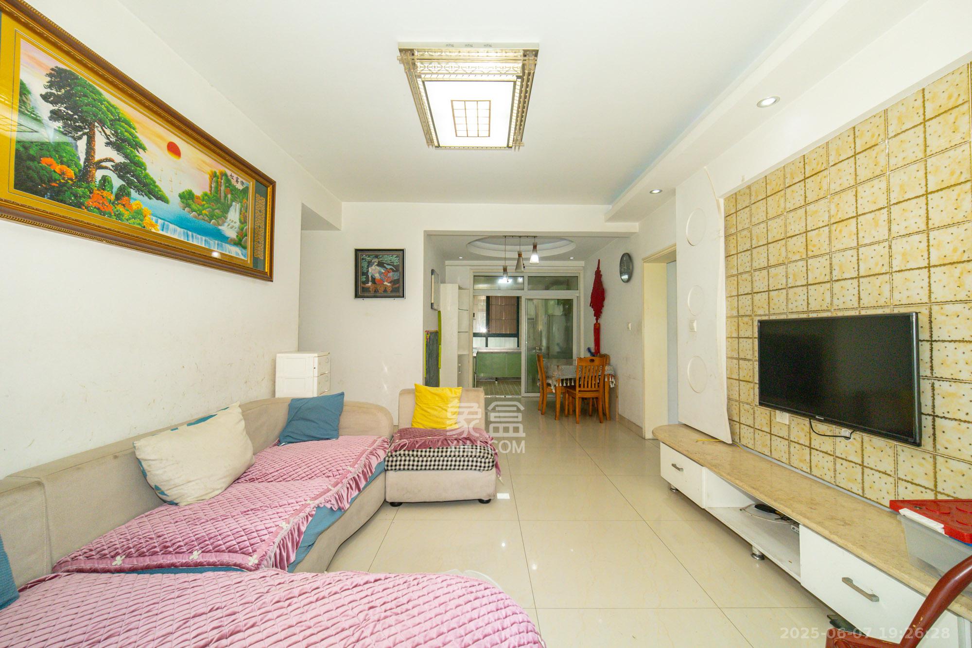 筑梦佳园 4室2厅1卫 65.0万 筑梦佳园 4室2厅1卫 65.0万客厅