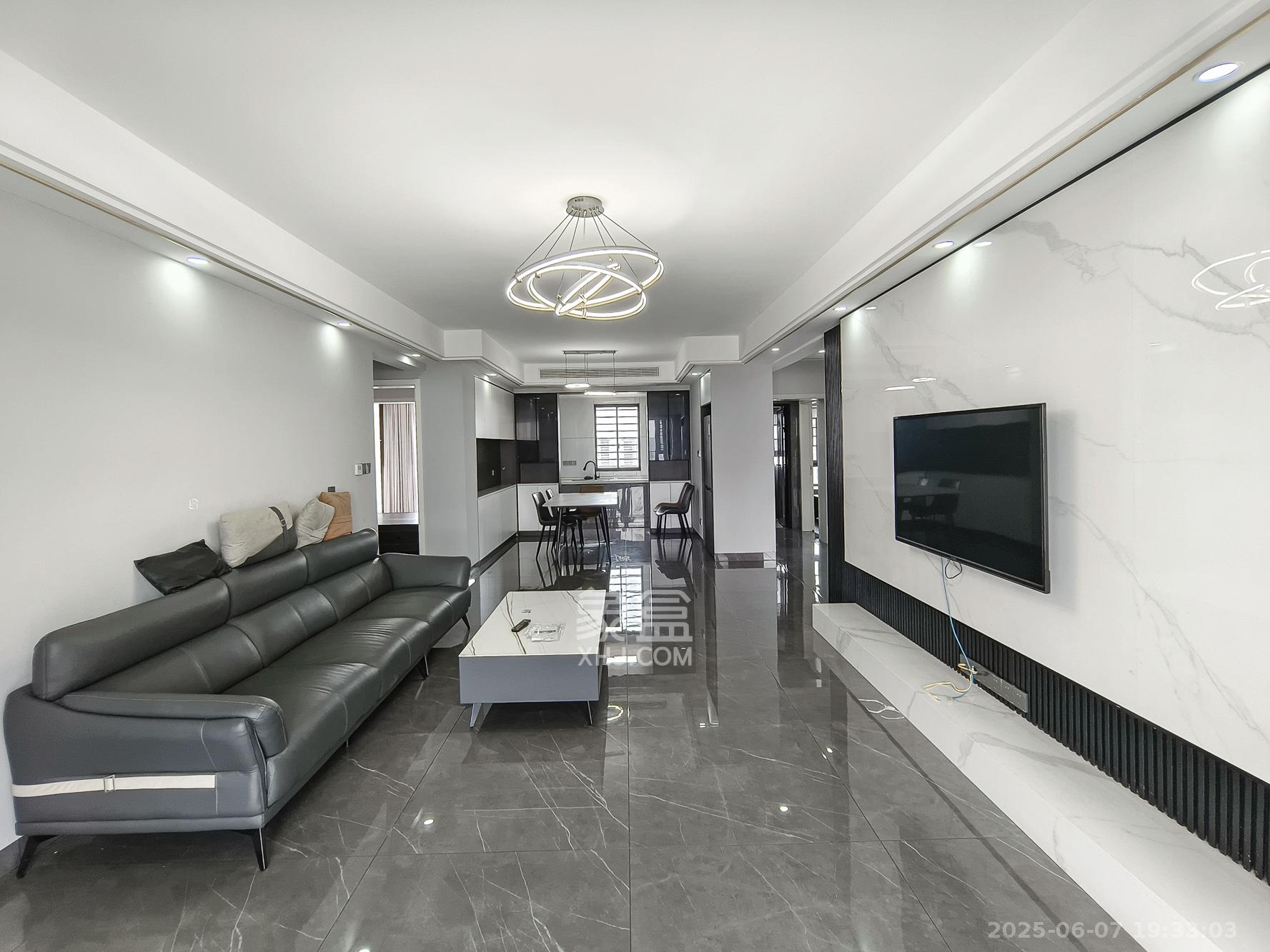 碧桂园翘楚棠  4室2厅2卫    138.0万客厅