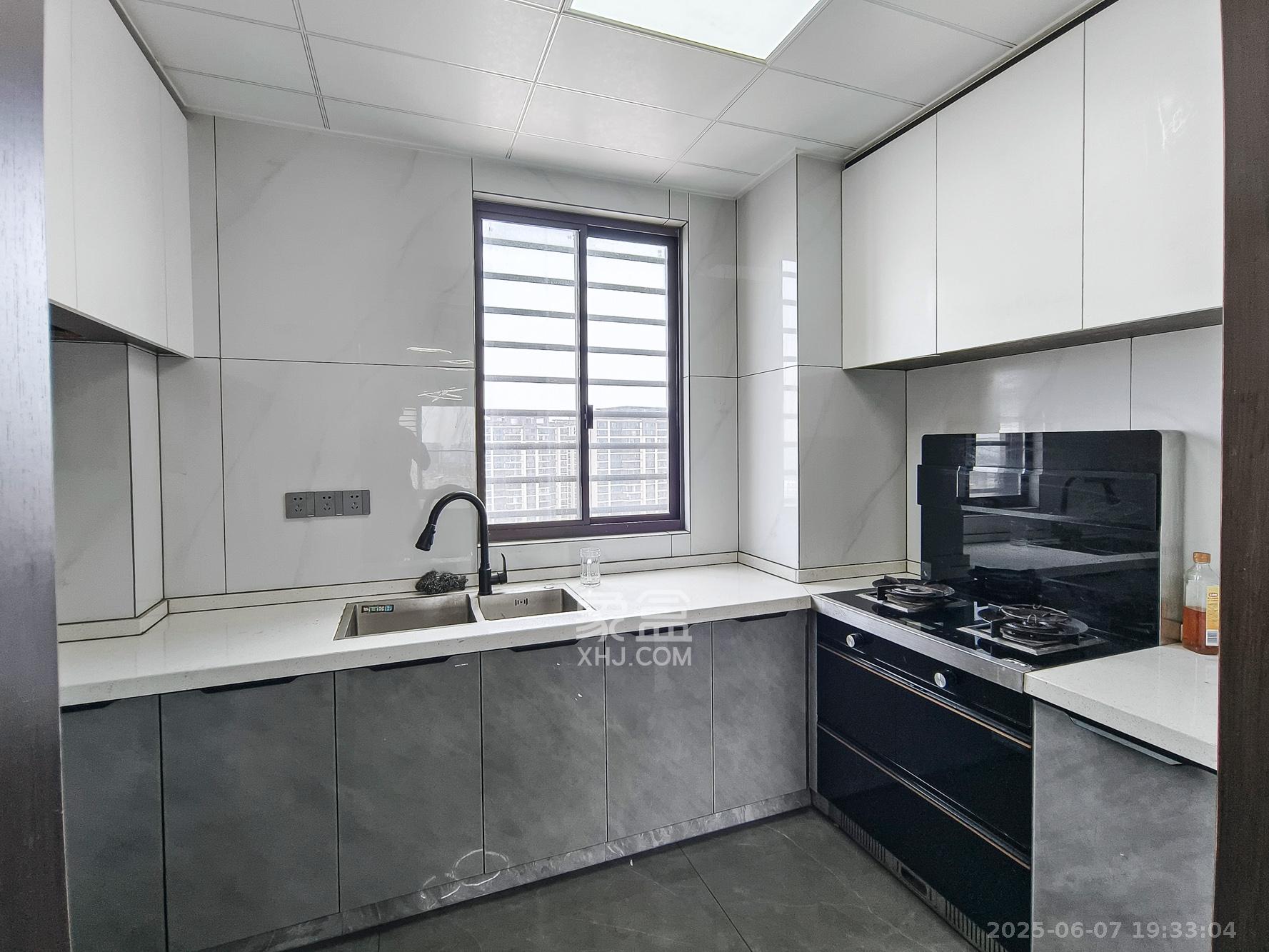 碧桂园翘楚棠  4室2厅2卫    138.0万厨房