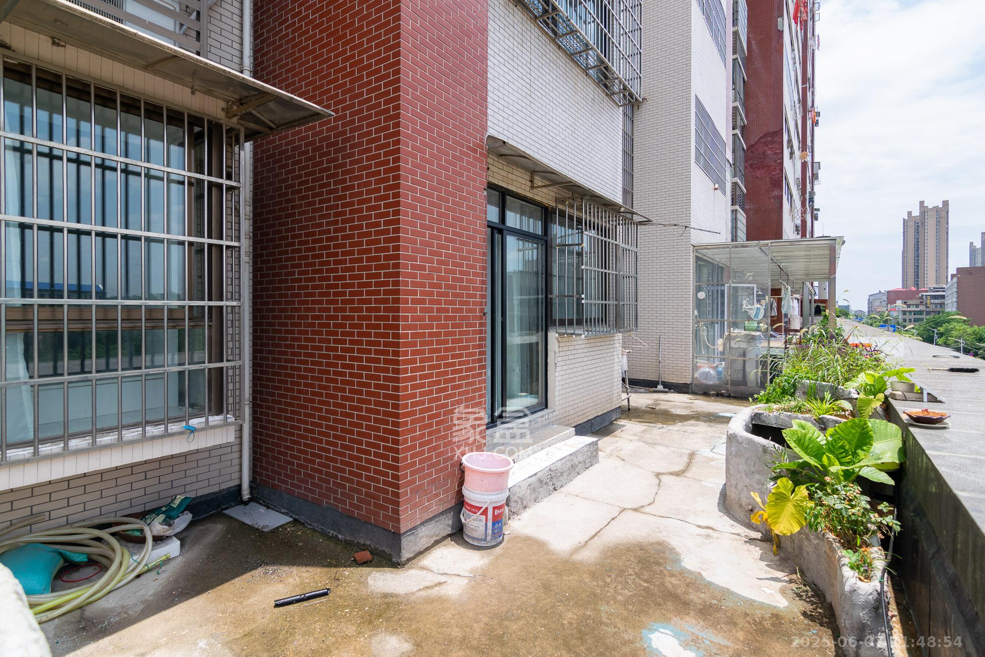 高塘览胜  3室2厅2卫    69.8万 高塘览胜  3室2厅2卫    69.8万阳台