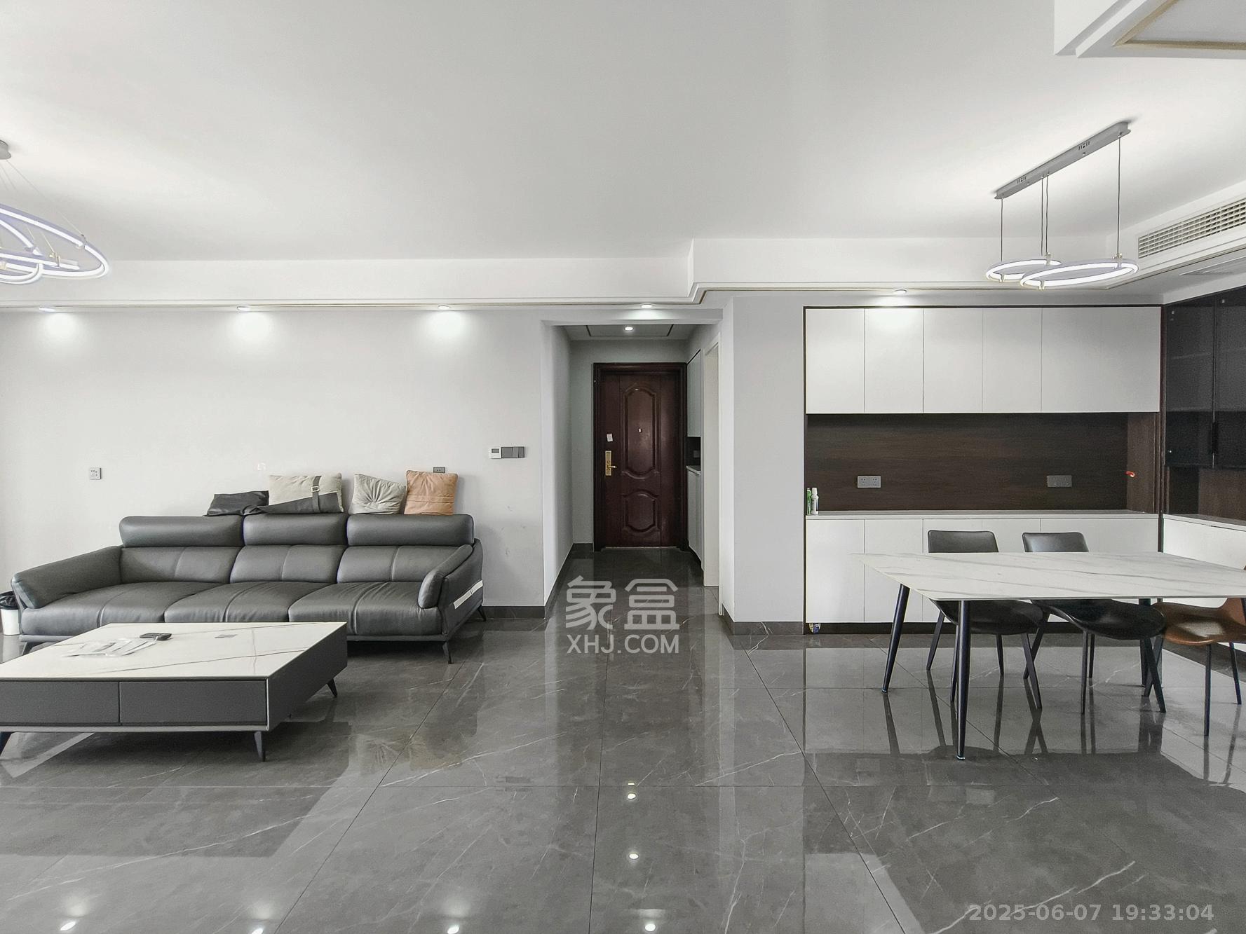 碧桂园翘楚棠  4室2厅2卫    138.0万客厅