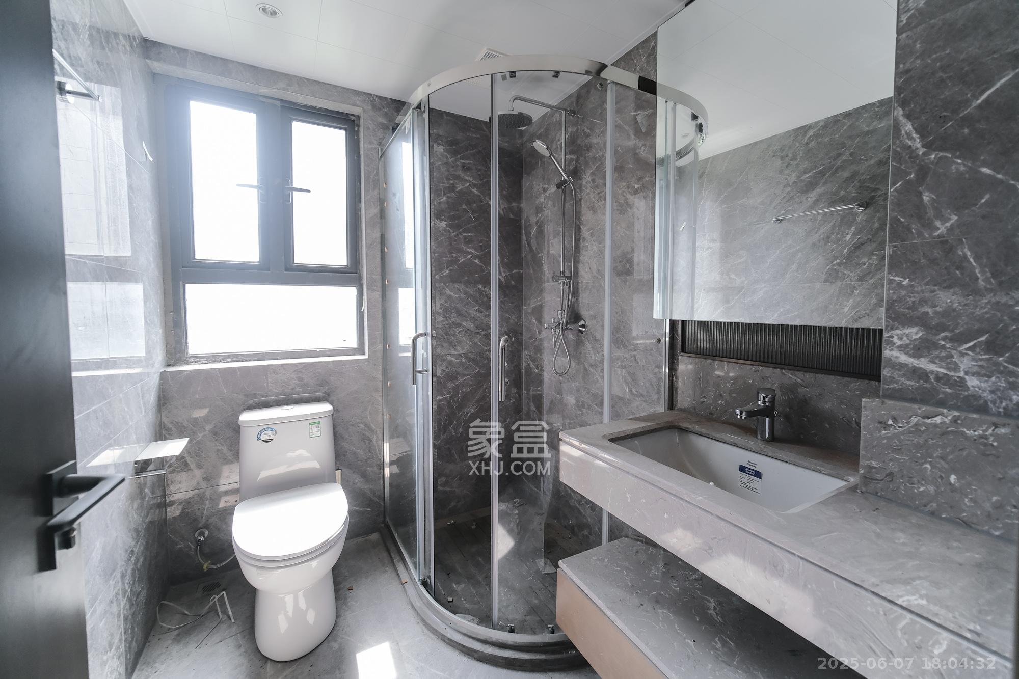 荣盛城  4室2厅2卫    98.8万卫生间