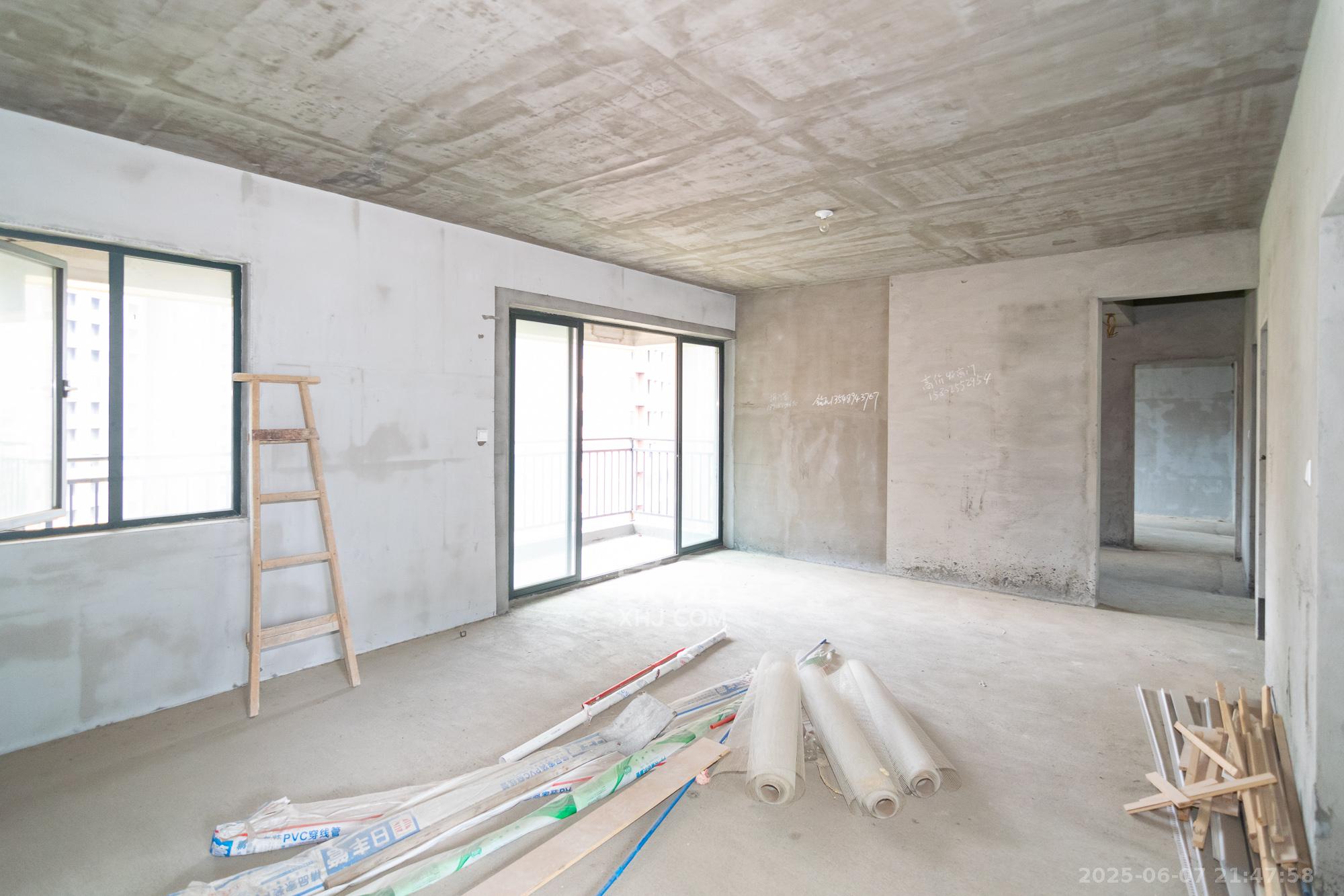 凯尔花缇紫郡 4室2厅2卫 72.8万 凯尔花缇紫郡 4室2厅2卫 72.8万客厅