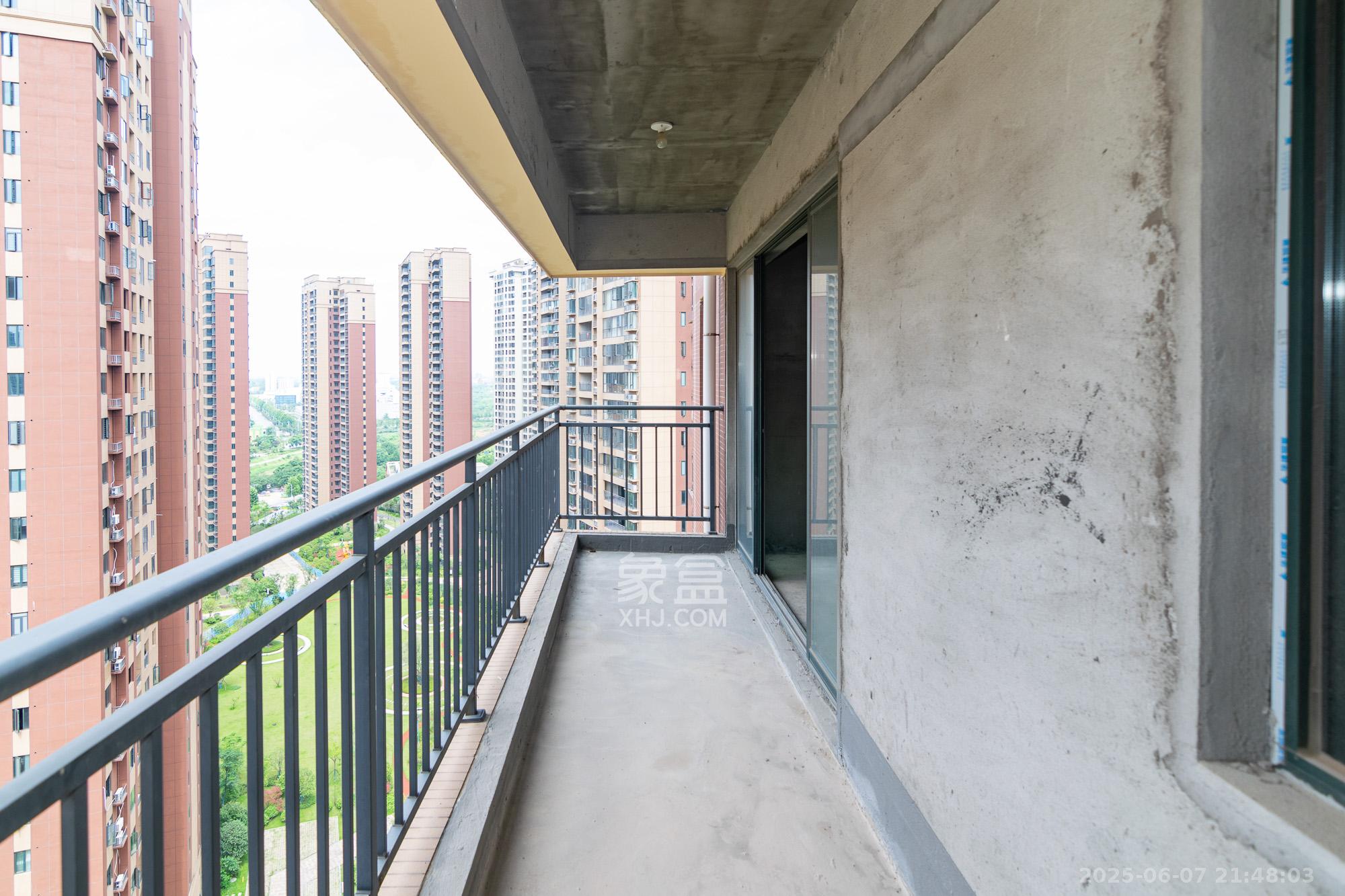 凯尔花缇紫郡 4室2厅2卫 72.8万 凯尔花缇紫郡 4室2厅2卫 72.8万阳台