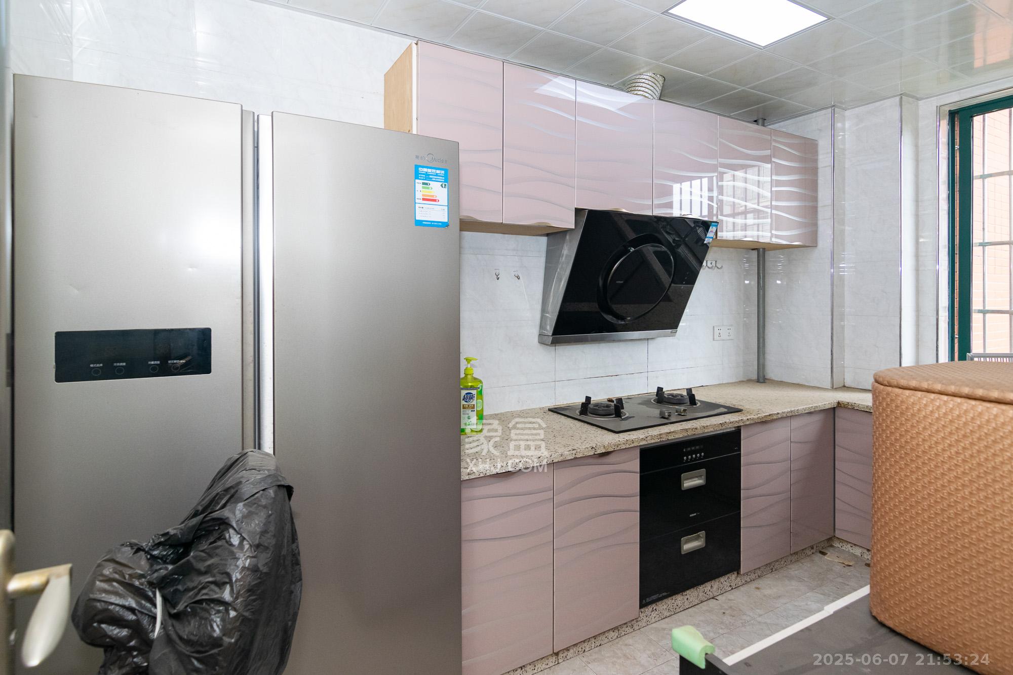 百合湖滨花园 4室2厅2卫 66.8万 百合湖滨花园 4室2厅2卫 66.8万厨房